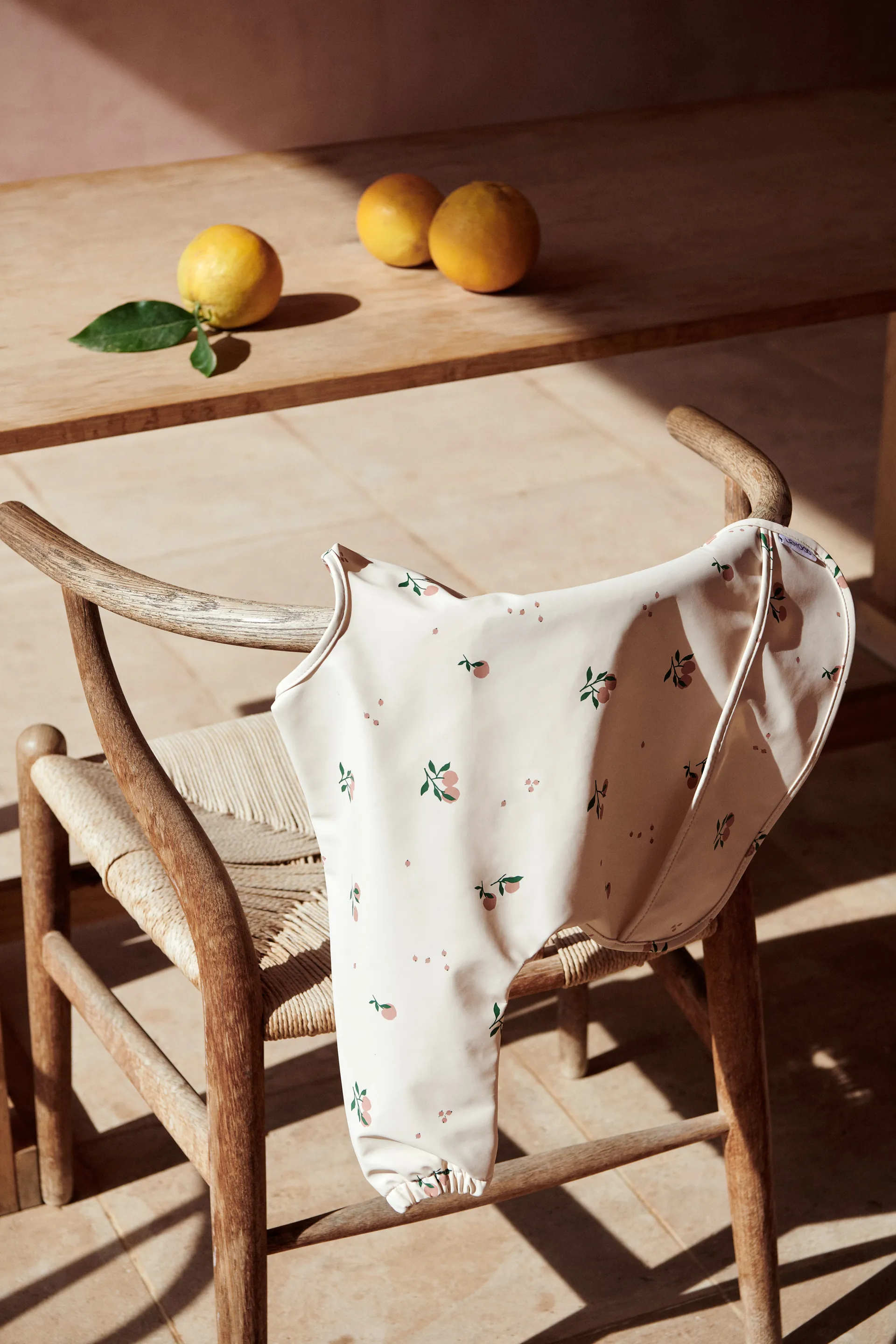 Merle ruokalappu hihalla, Peach-Sea shell mix Liewood