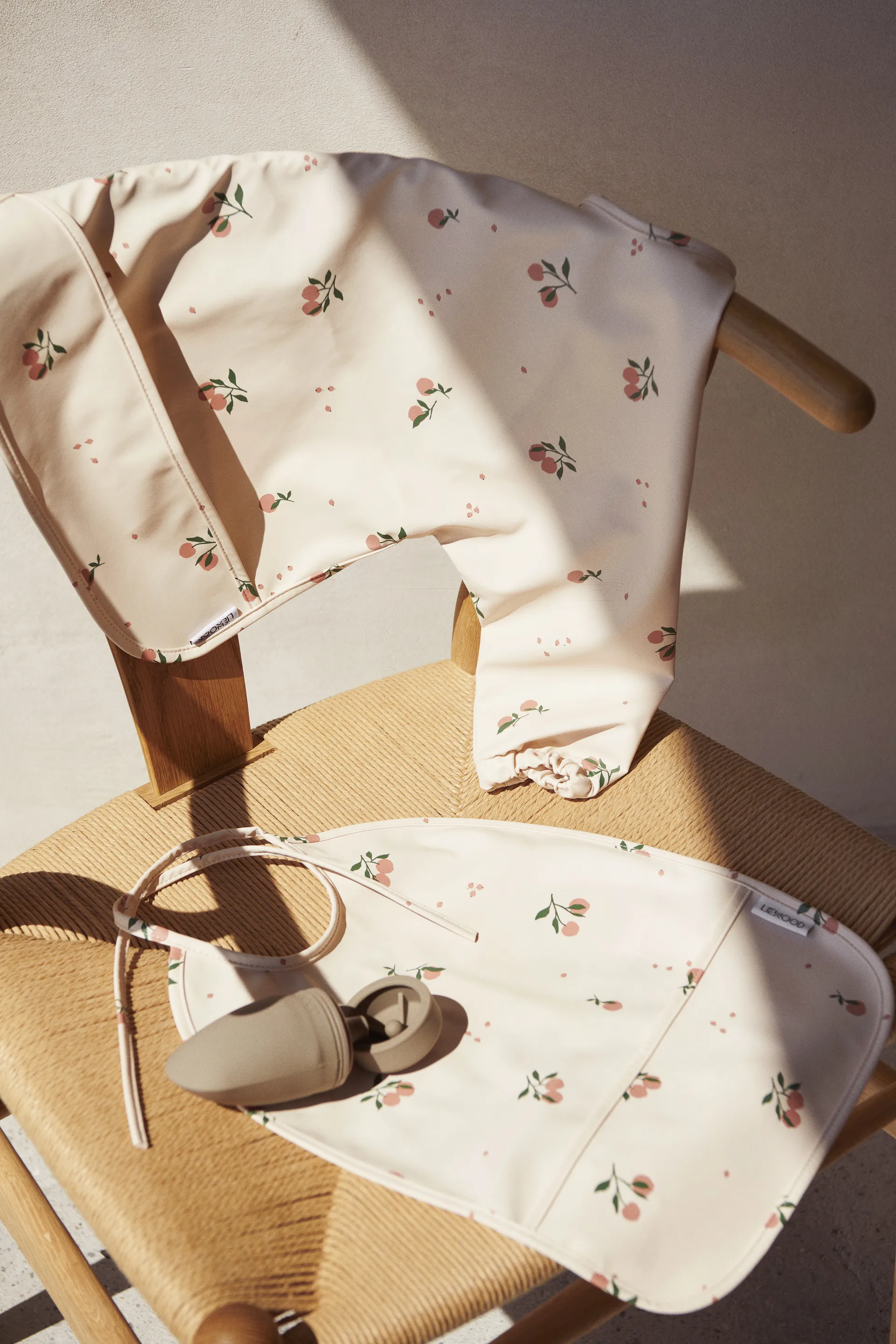 Merle ruokalappu hihalla, Peach-Sea shell mix Liewood