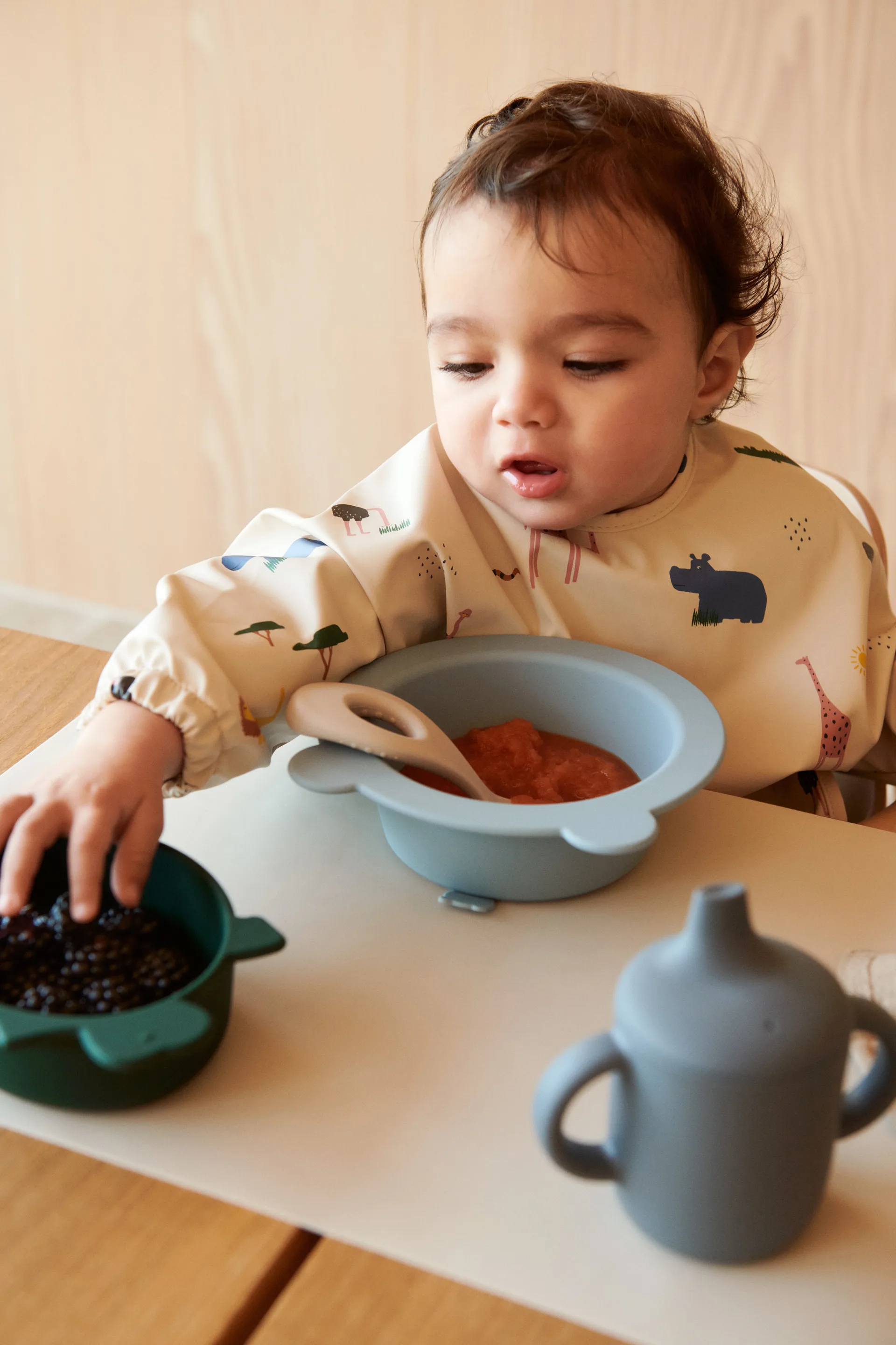 Merle ruokalappu hihalla, Safari sandy mix Liewood