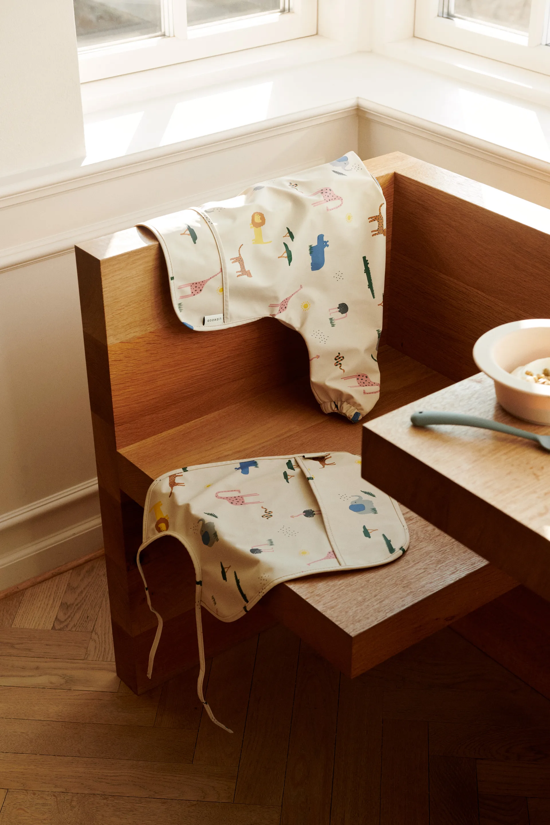 Merle ruokalappu hihalla, Safari sandy mix Liewood