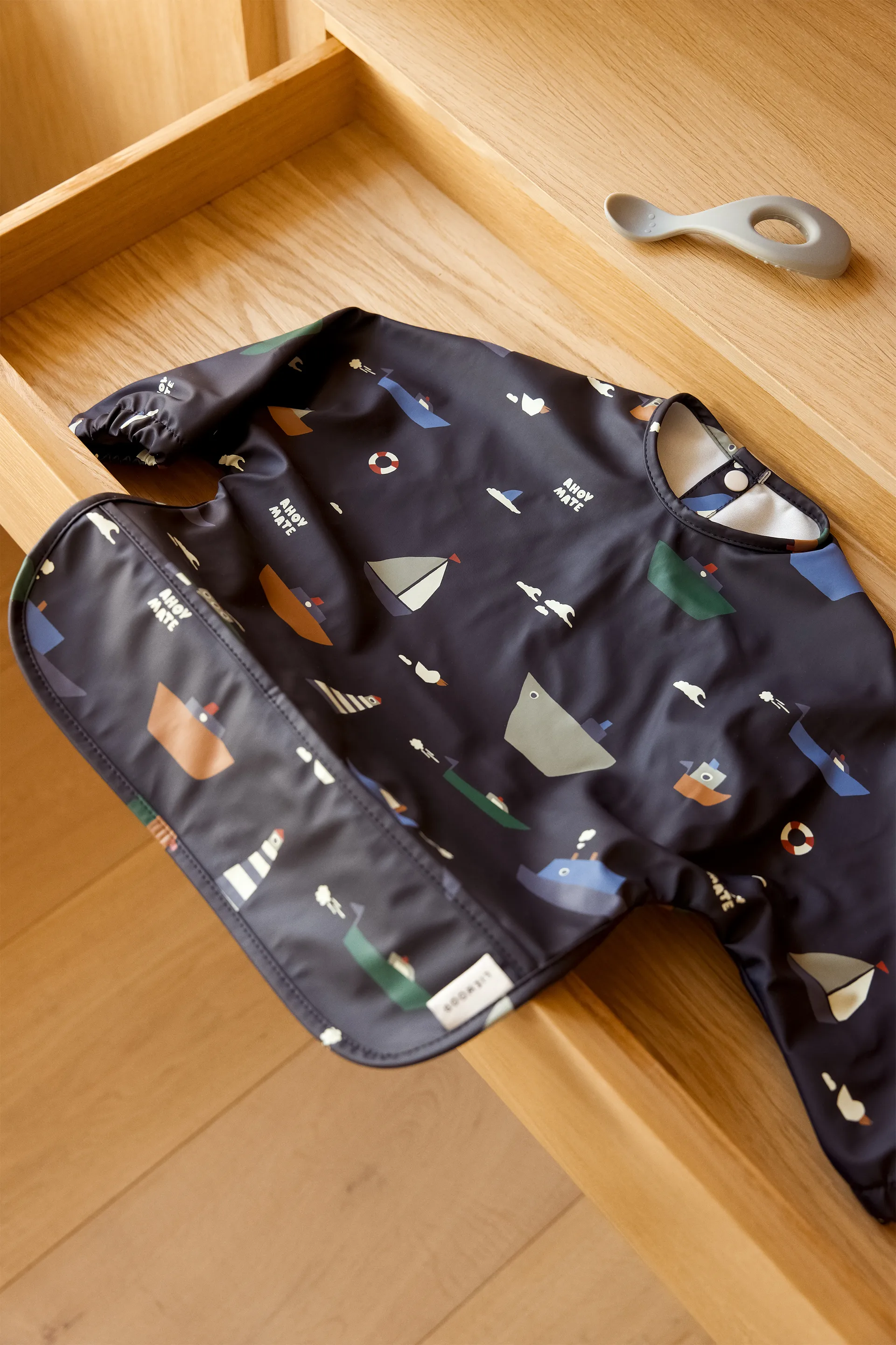 Merle ruokalappu hihalla, Sailing classic navy Liewood