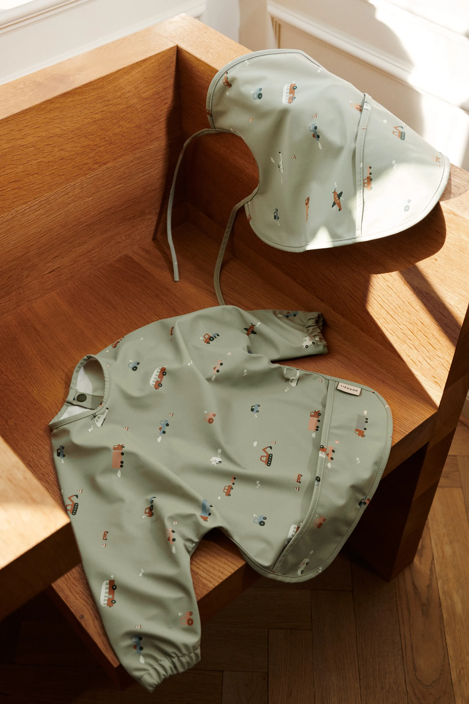 Merle ruokalappu hihalla, Vehicles-dove blue mix Liewood