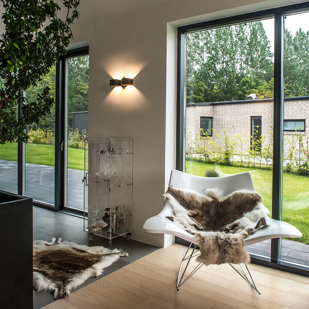 Mood 1 -seinävalaisin, Black, 2700 kelviniä Light-Point