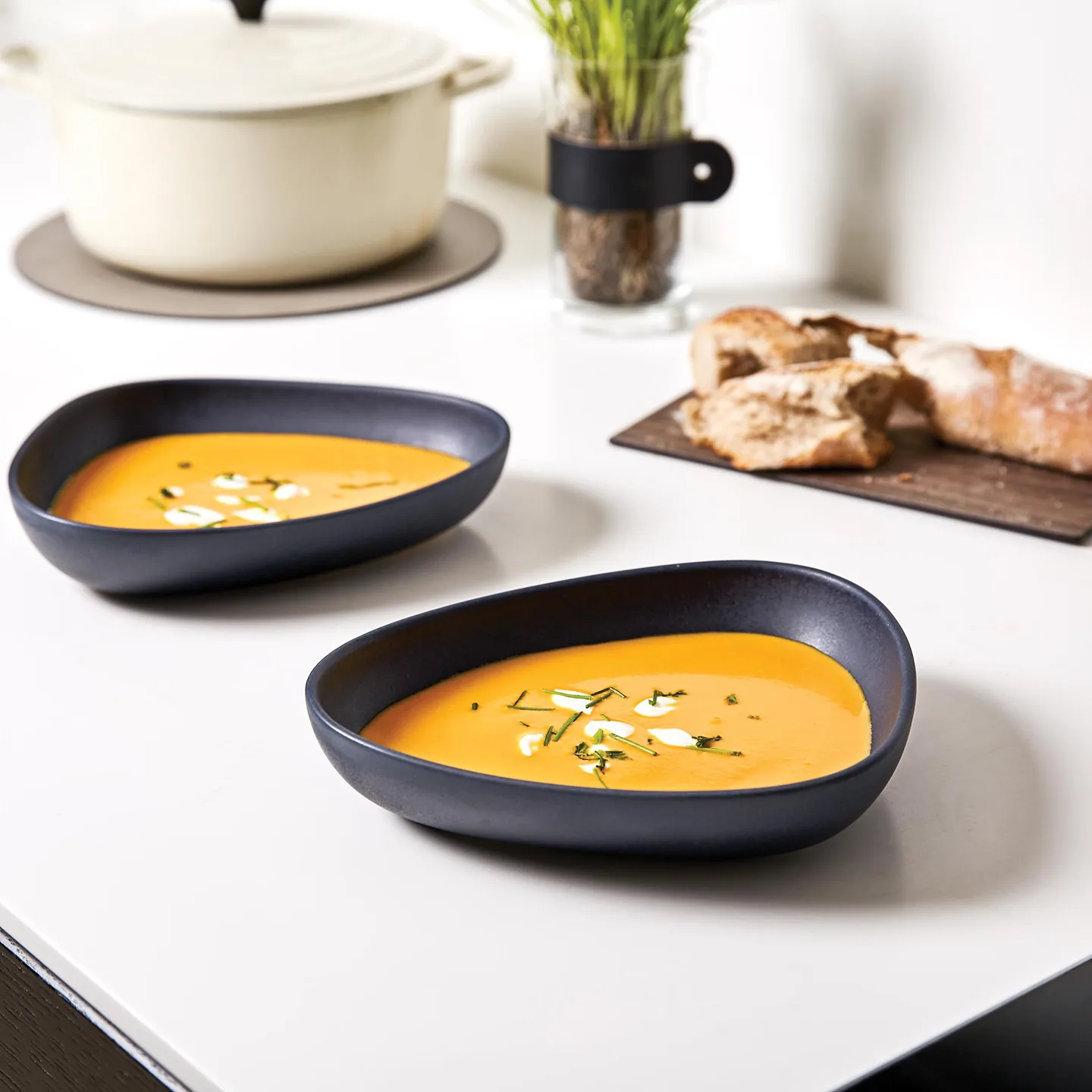 Curve Stoneware syvä lautanen 19x22 cm, Navy blue LIND DNA