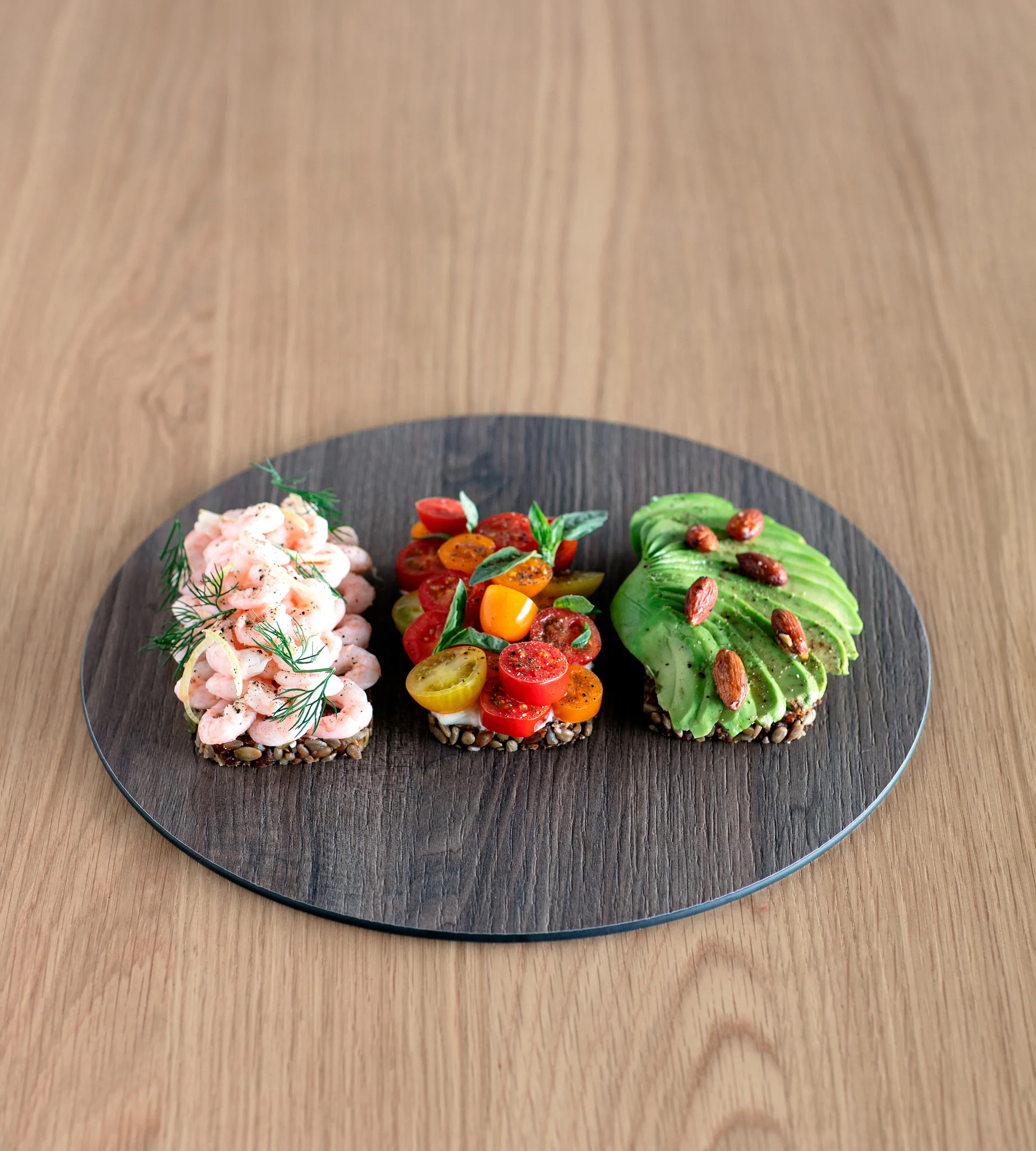 Cut & Serve pyöreä leikkuulauta, M, Saksanpähkinä LIND DNA