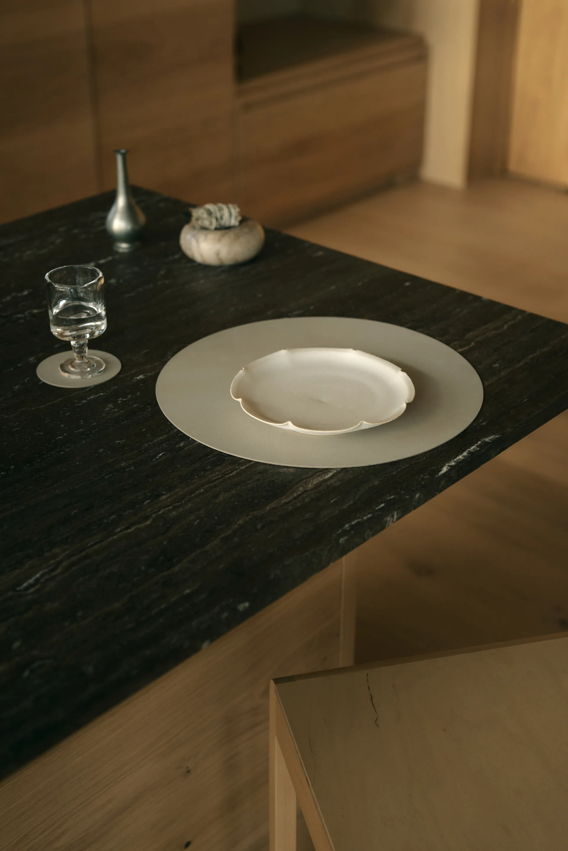 Nupo pöytätabletti, Oyster white, ympyrä, L LIND DNA