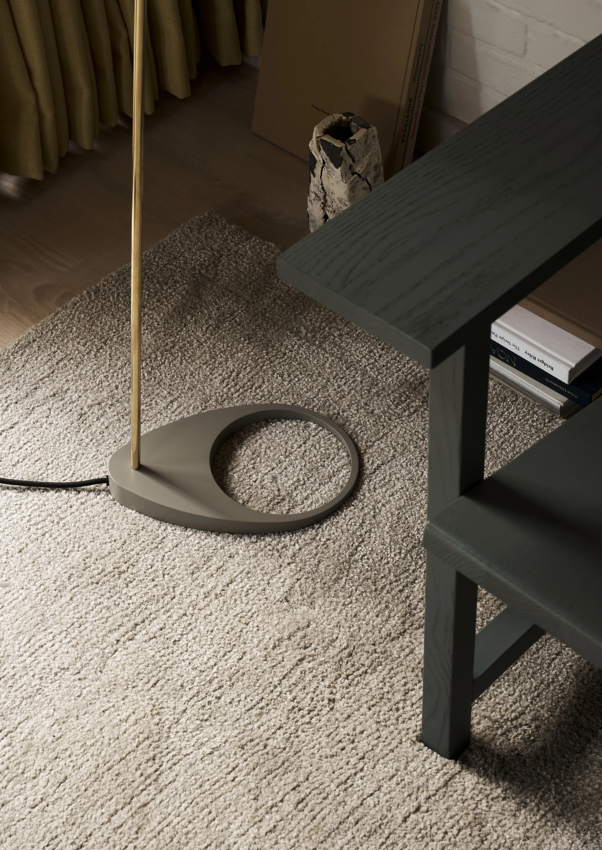 AJ-jalkalamppu, Brass-warm grey Louis Poulsen