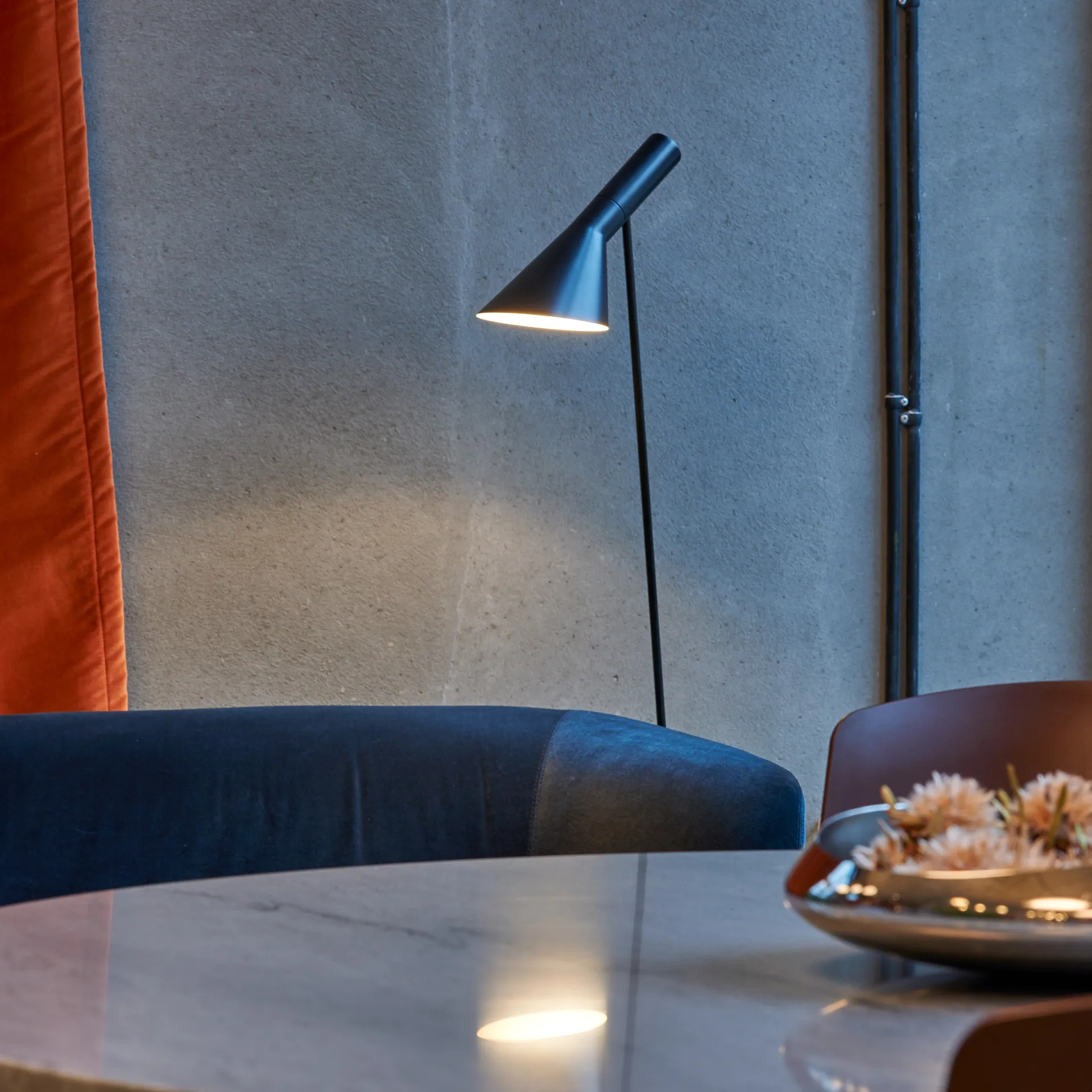 AJ-jalkalamppu, Musta Louis Poulsen