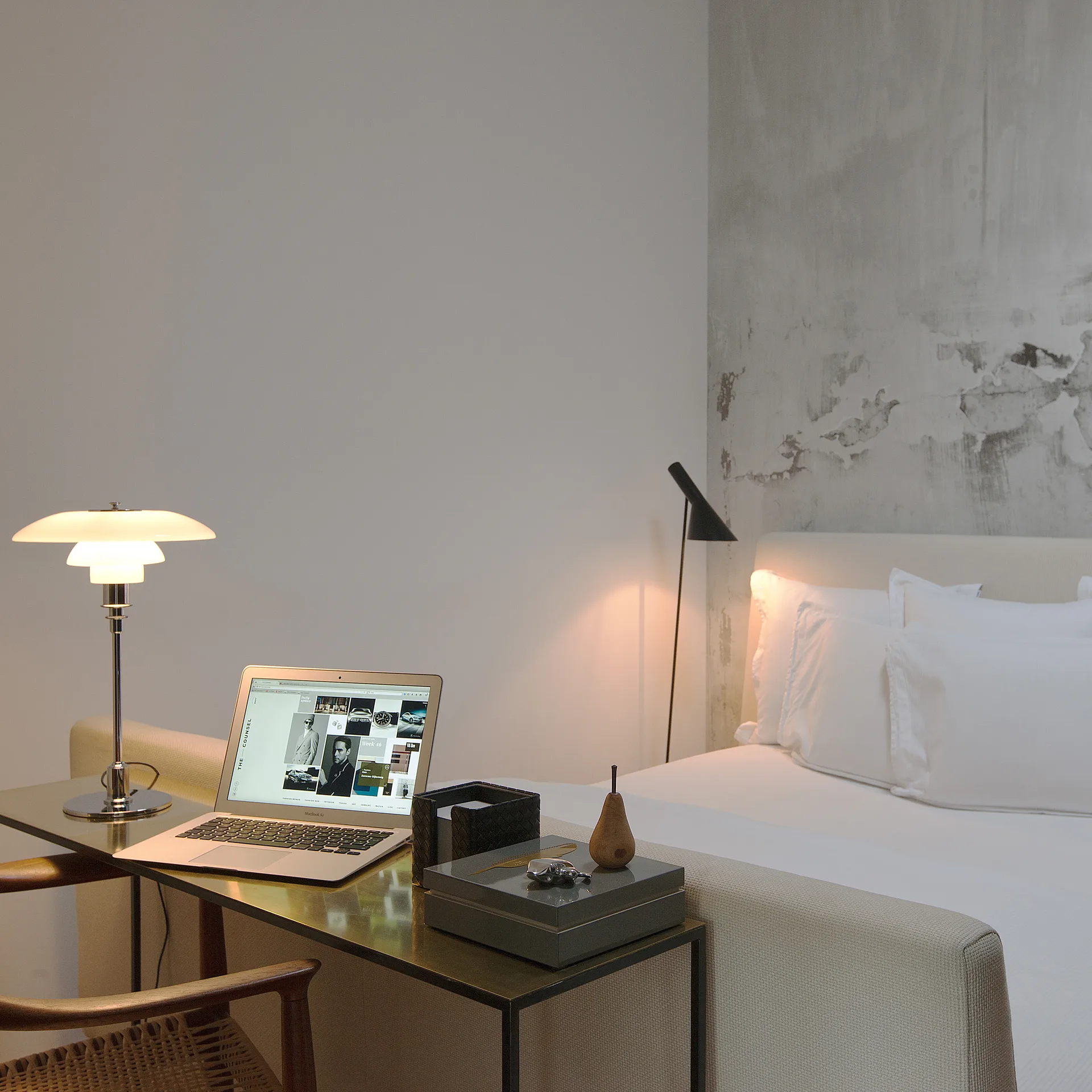 AJ-jalkalamppu, Musta Louis Poulsen