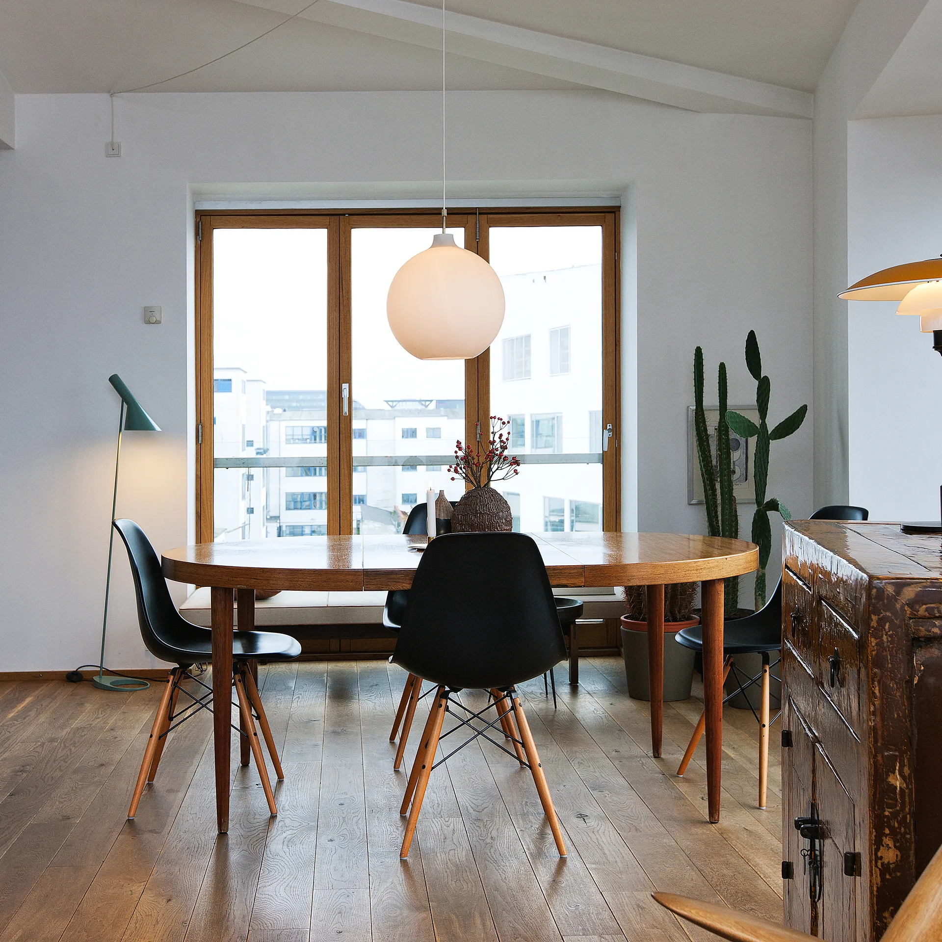 AJ-jalkalamppu, Vaalea petroolinsininen Louis Poulsen