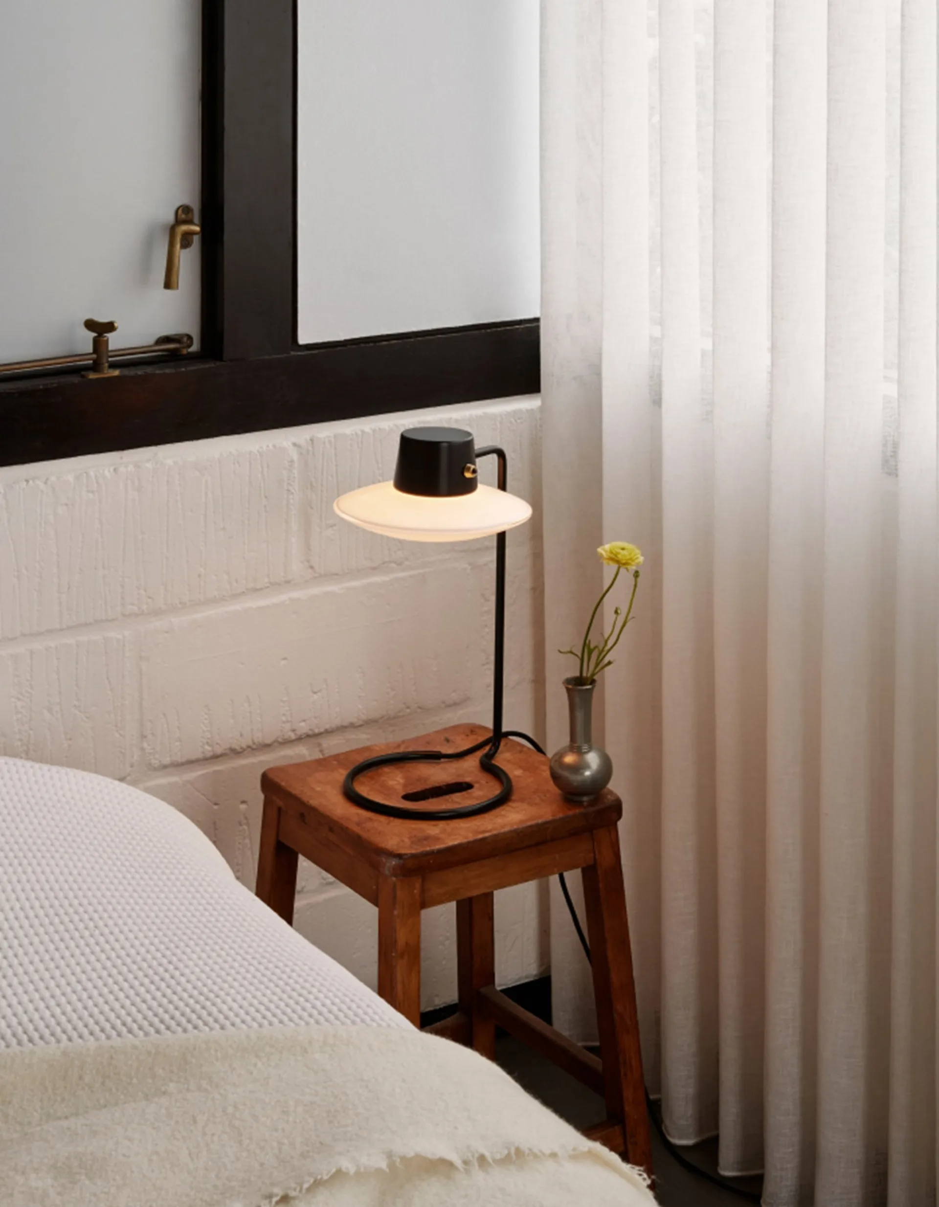 AJ Oxford pöytälamppu 41 cm musta, Opaalilasi Louis Poulsen