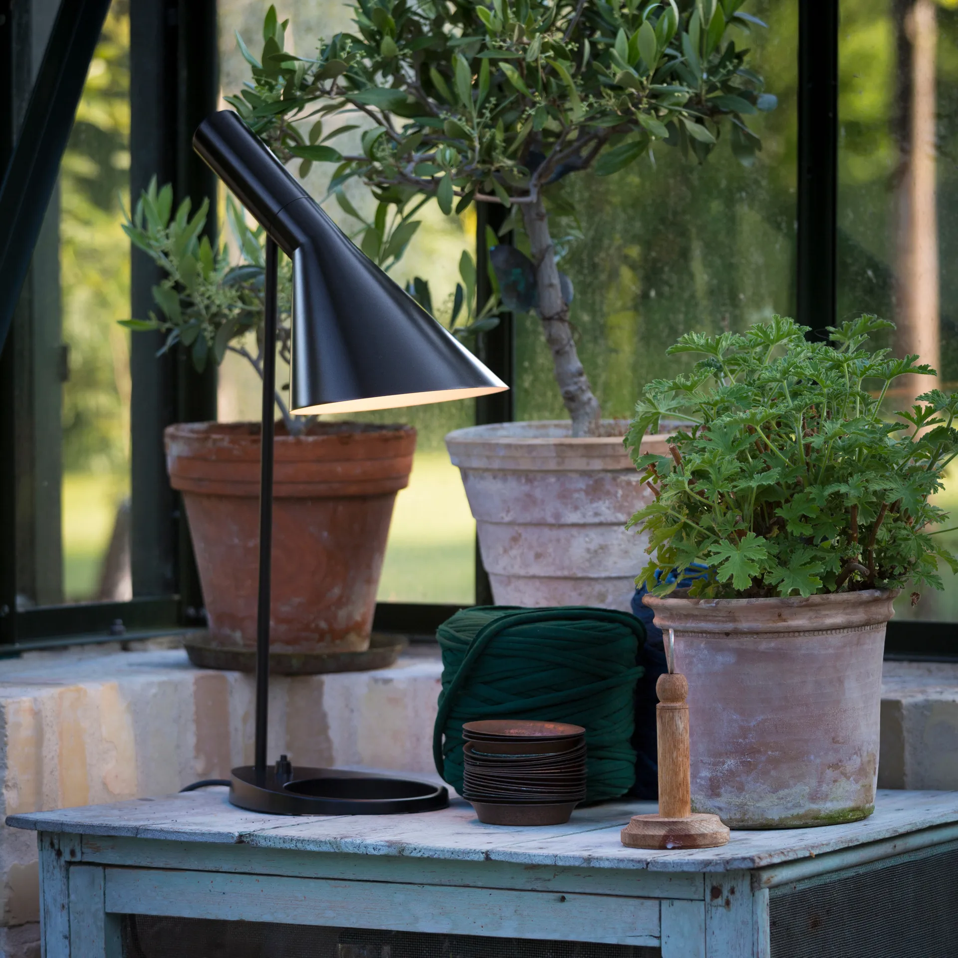 AJ-pöytälamppu, Musta Louis Poulsen