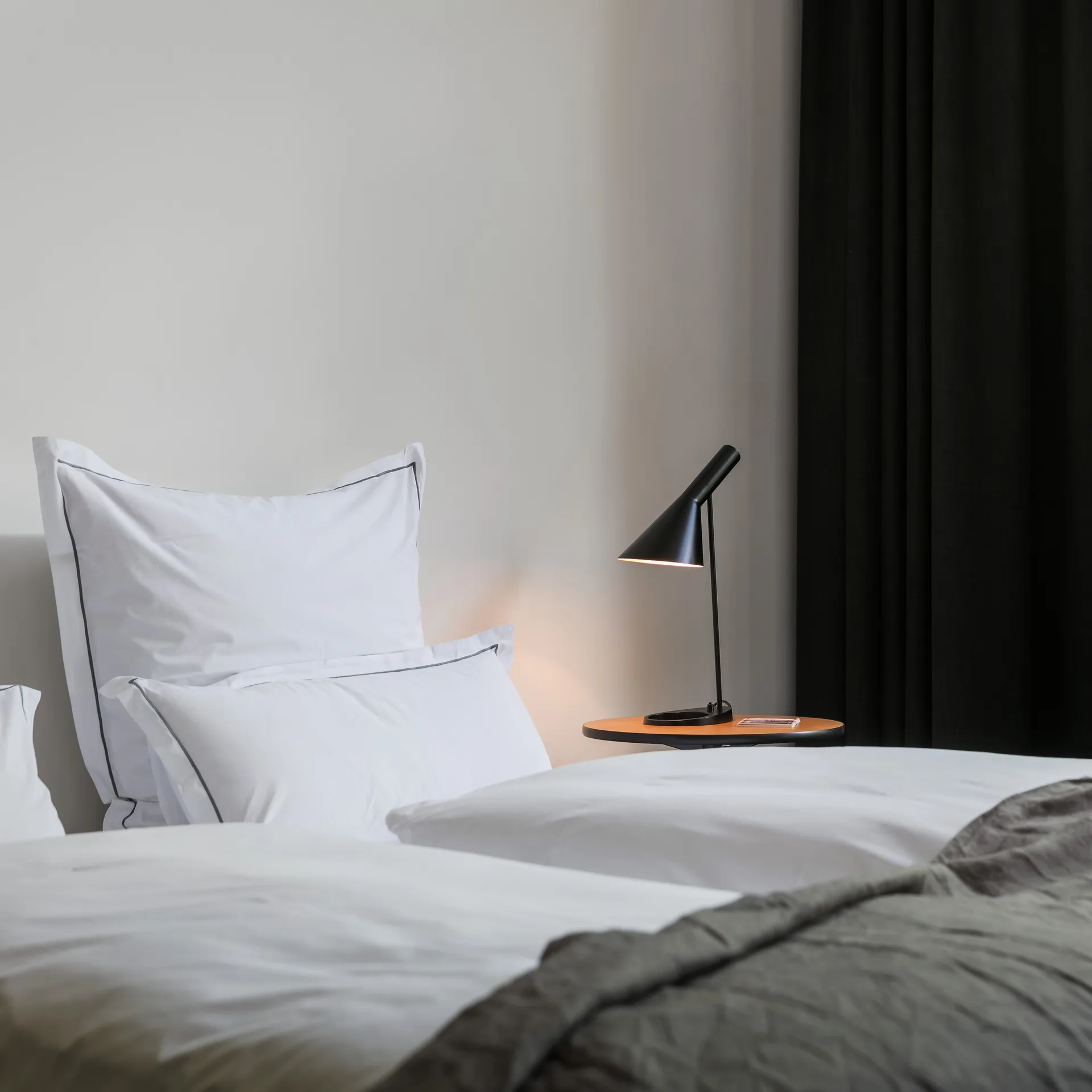 AJ-pöytälamppu, Musta Louis Poulsen