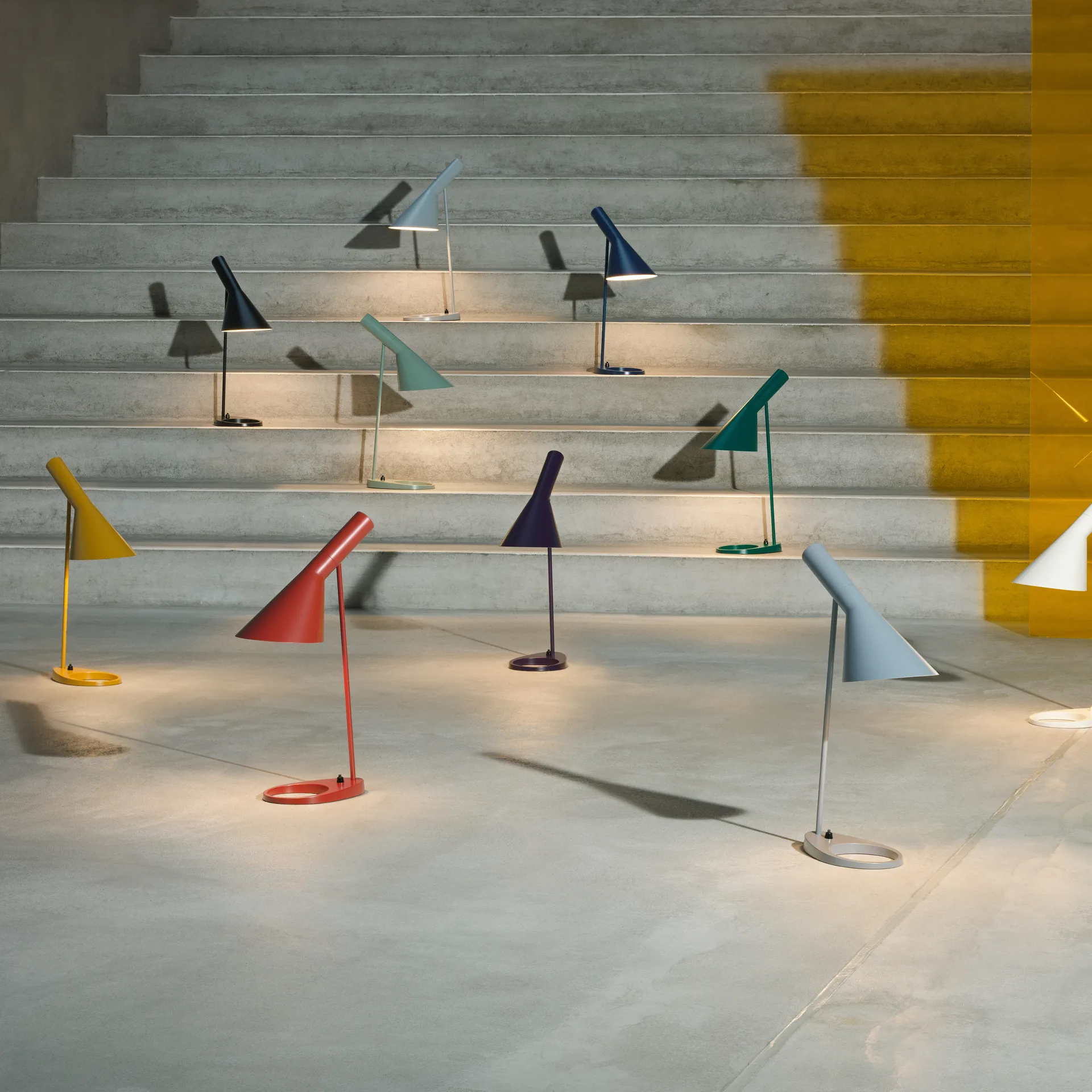 AJ-pöytälamppu, Musta Louis Poulsen