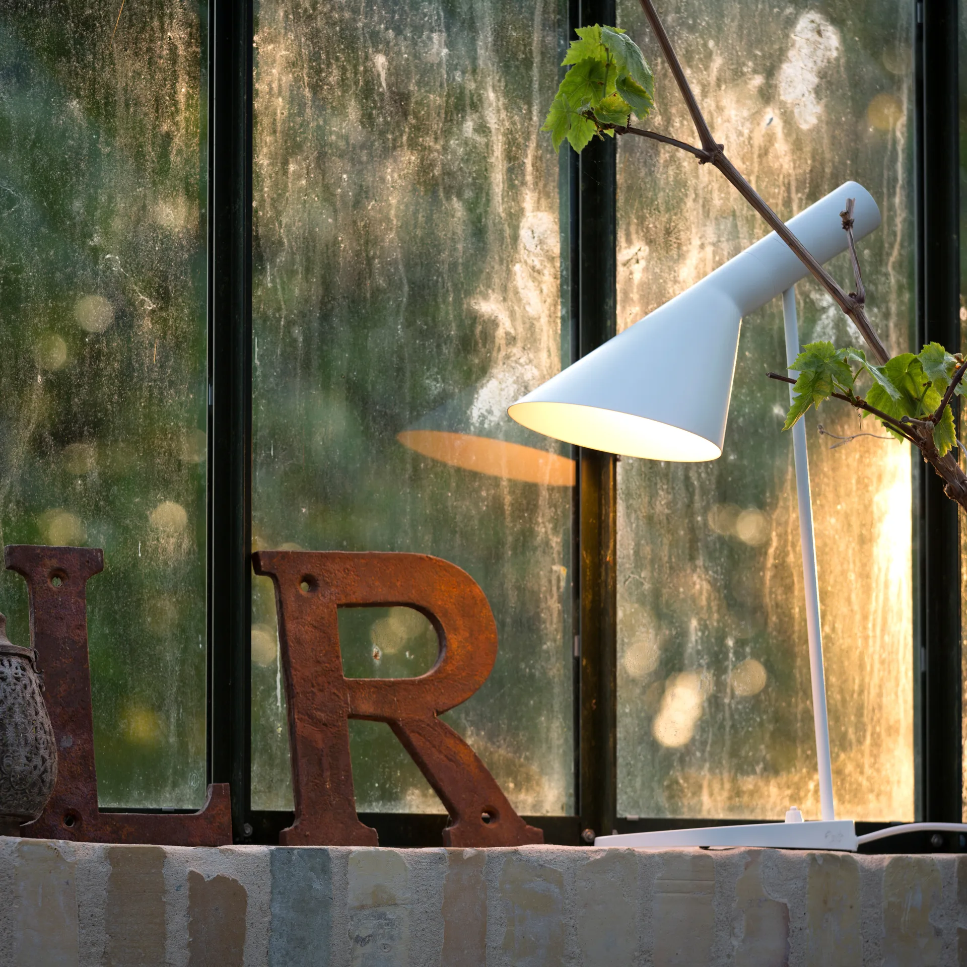 AJ-pöytälamppu, Valkoinen Louis Poulsen