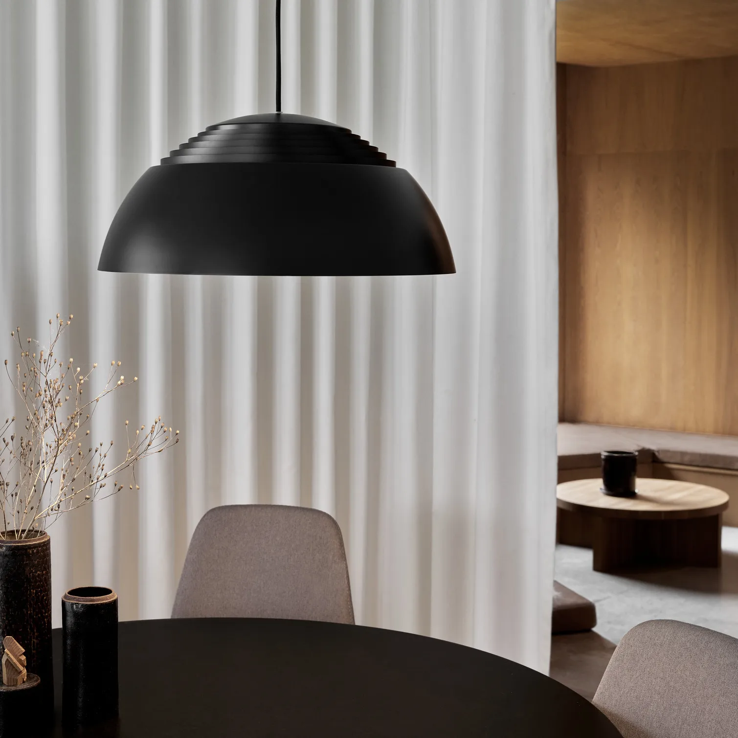 AJ Royal -kattolamppu Ø50 cm, Musta Louis Poulsen