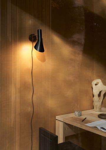 AJ-seinävalaisin - Brass-black - Louis Poulsen