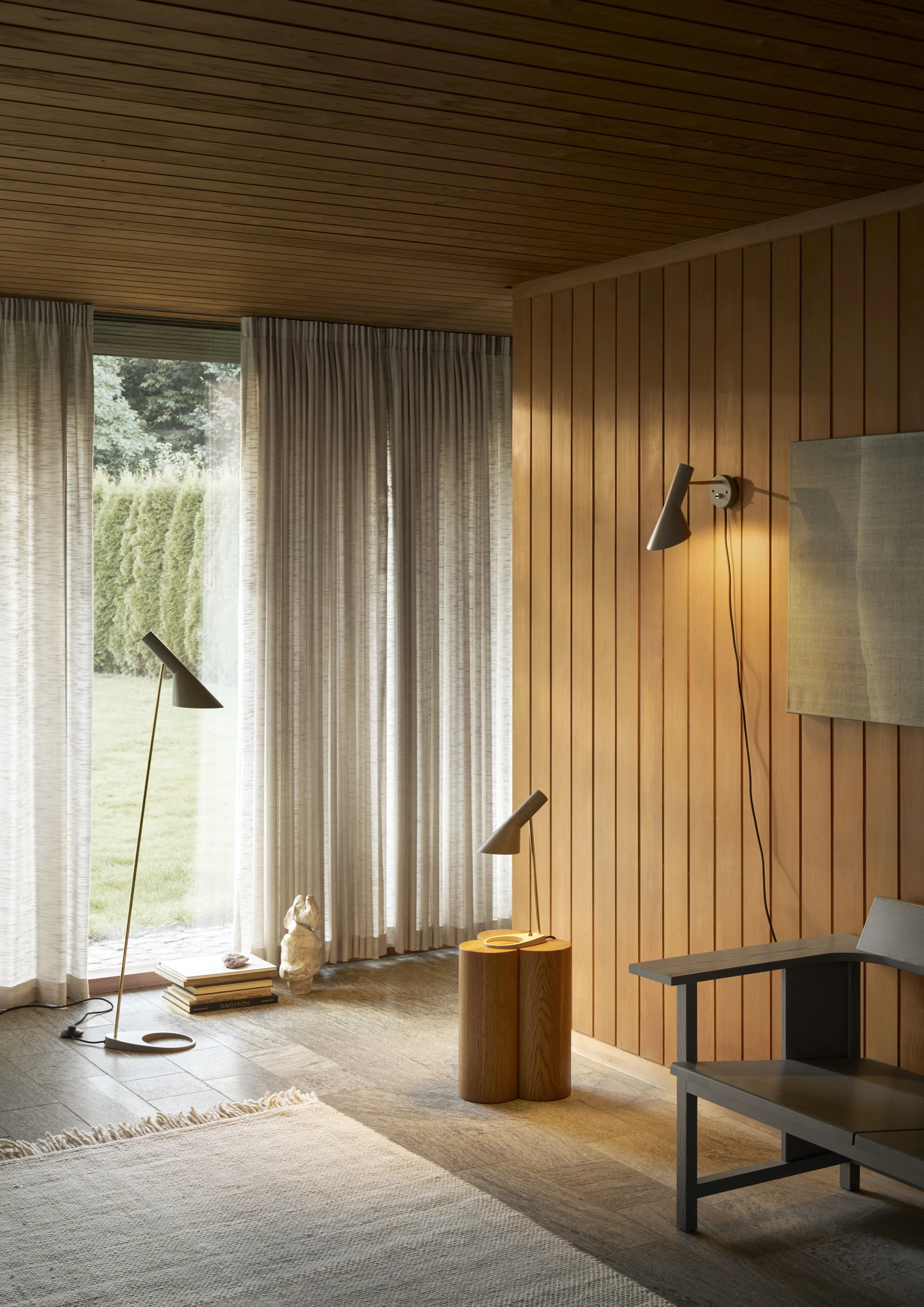 AJ-seinävalaisin, Brass-warm grey Louis Poulsen