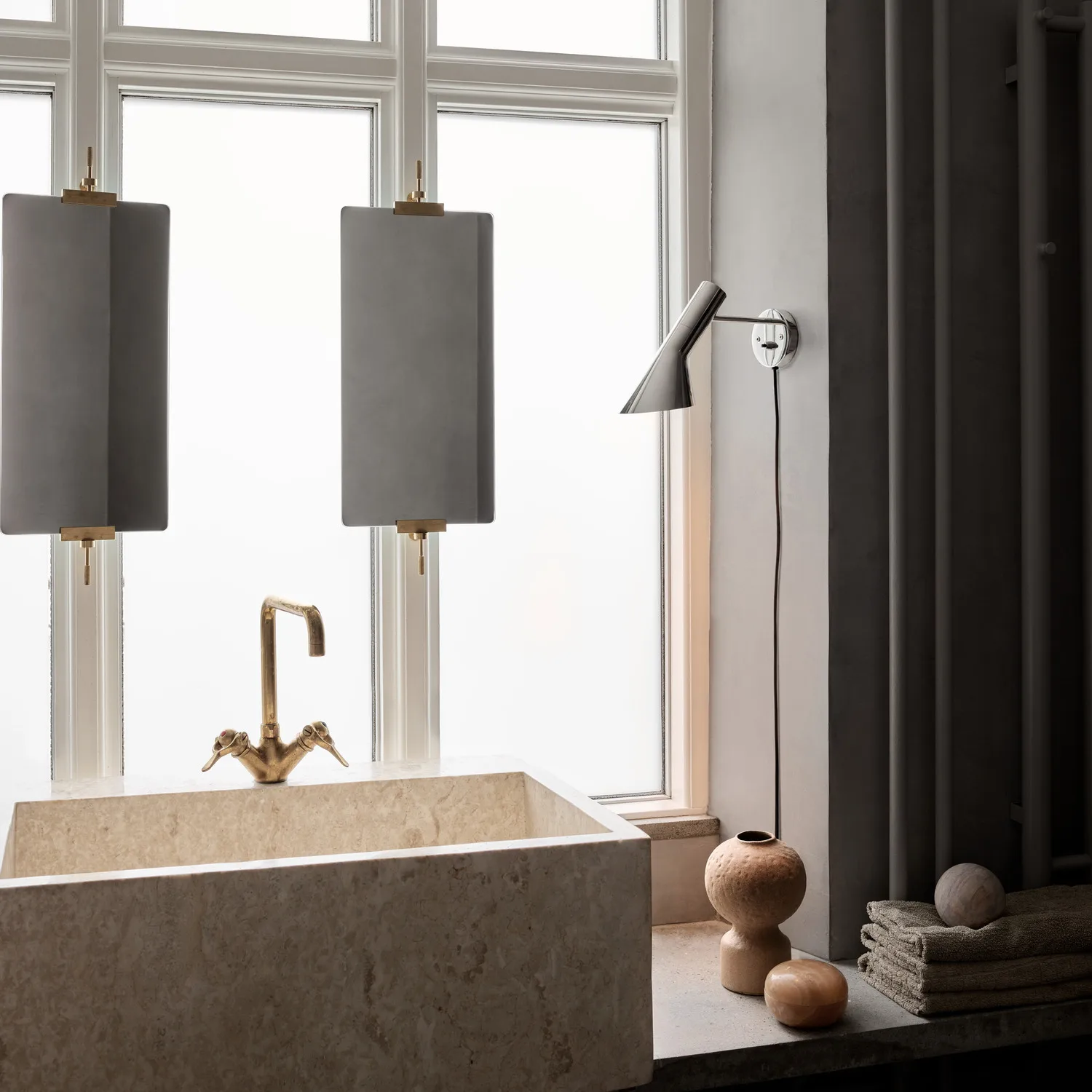 AJ-seinävalaisin, Kiillotettu ruostumaton teräs Louis Poulsen