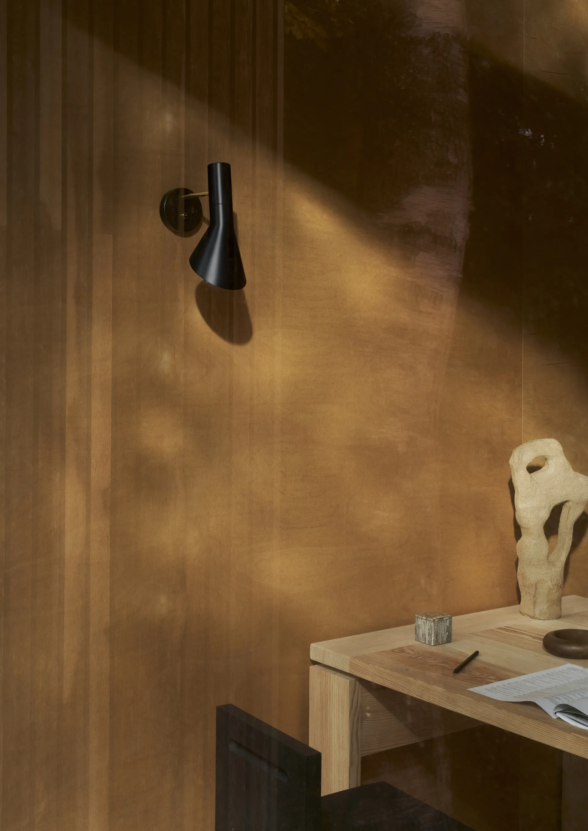 AJ-seinävalaisin kiinteä asennus, Brass-black Louis Poulsen