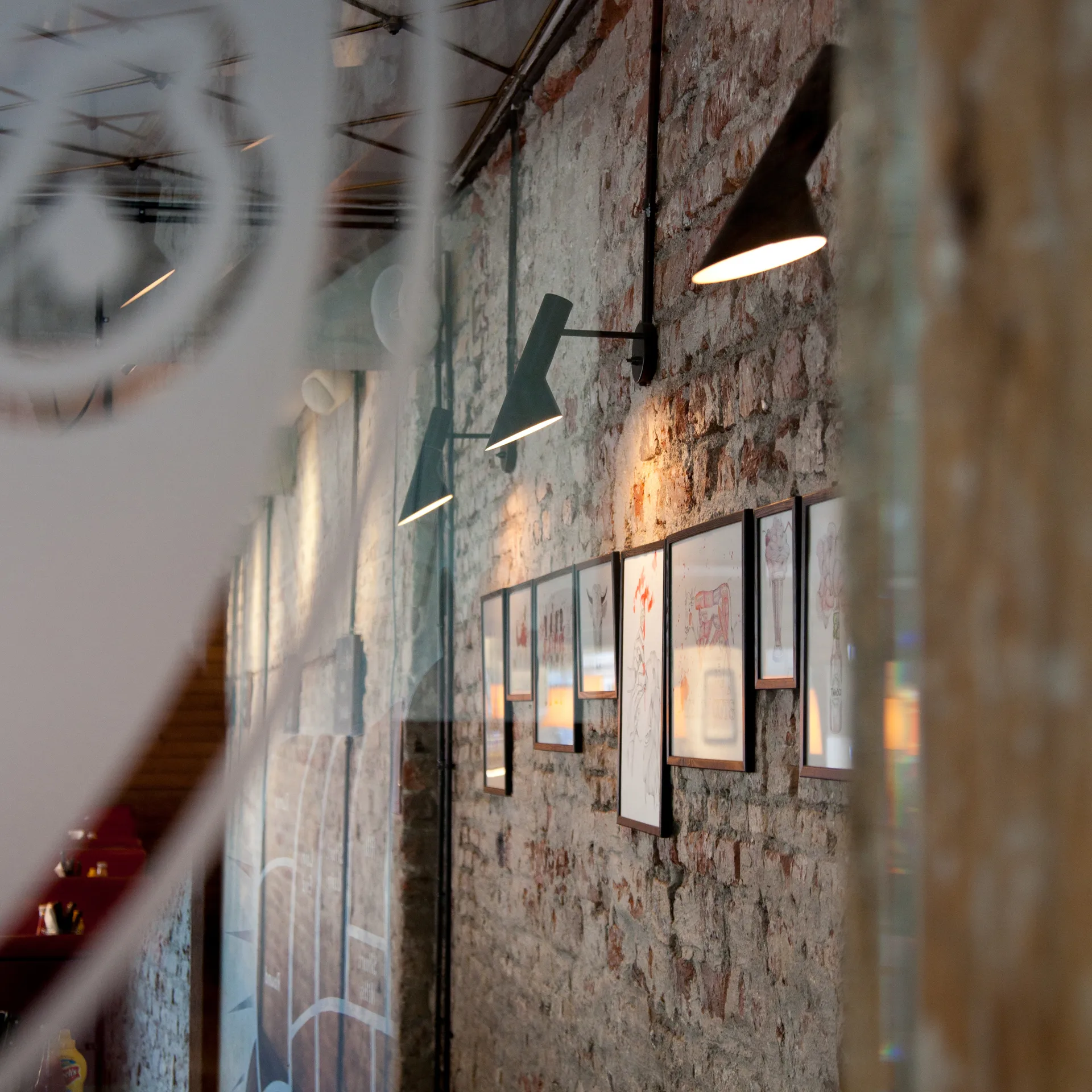 AJ-seinävalaisin, Musta Louis Poulsen