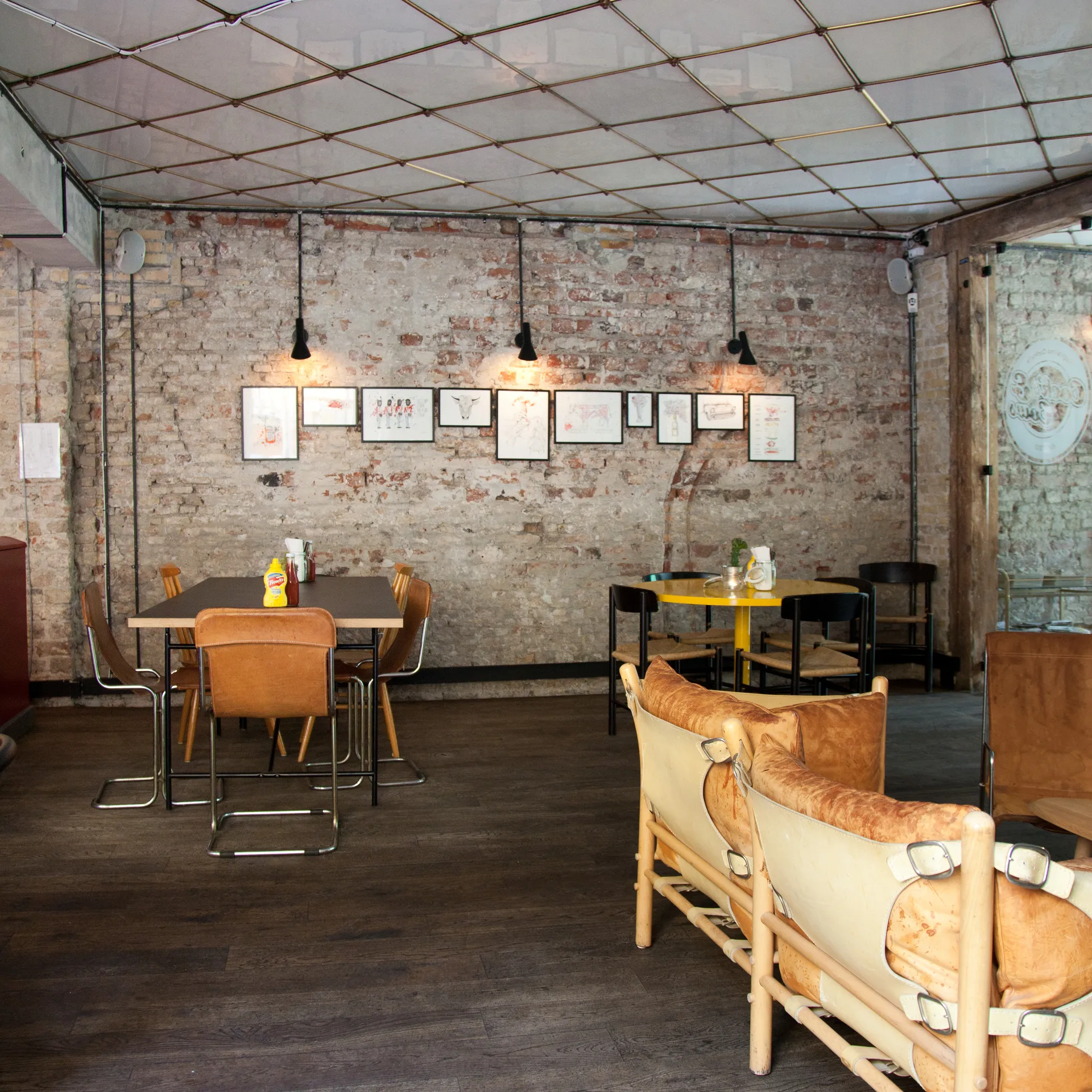 AJ-seinävalaisin, Musta Louis Poulsen