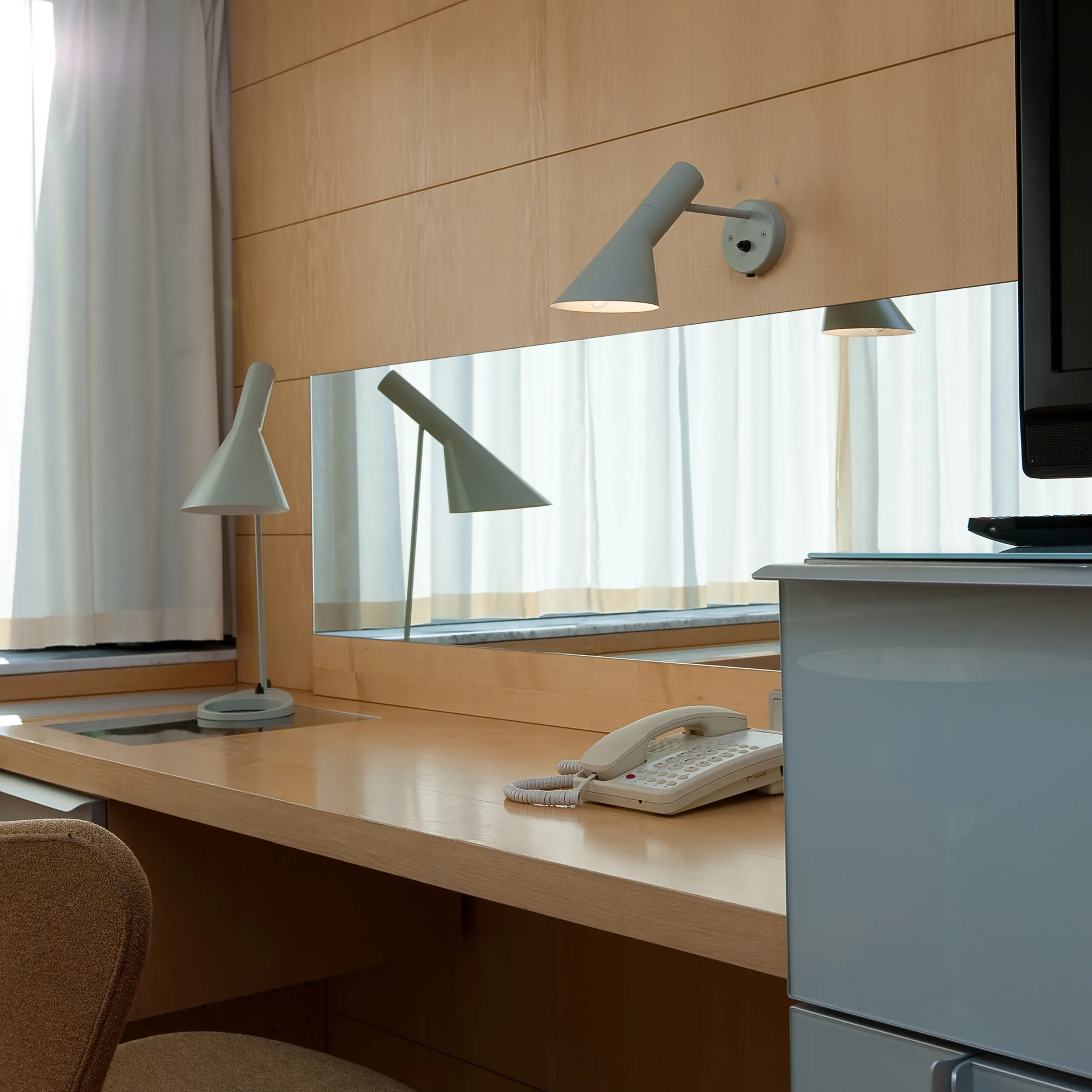 AJ-seinävalaisin, Vaaleanharmaa Louis Poulsen