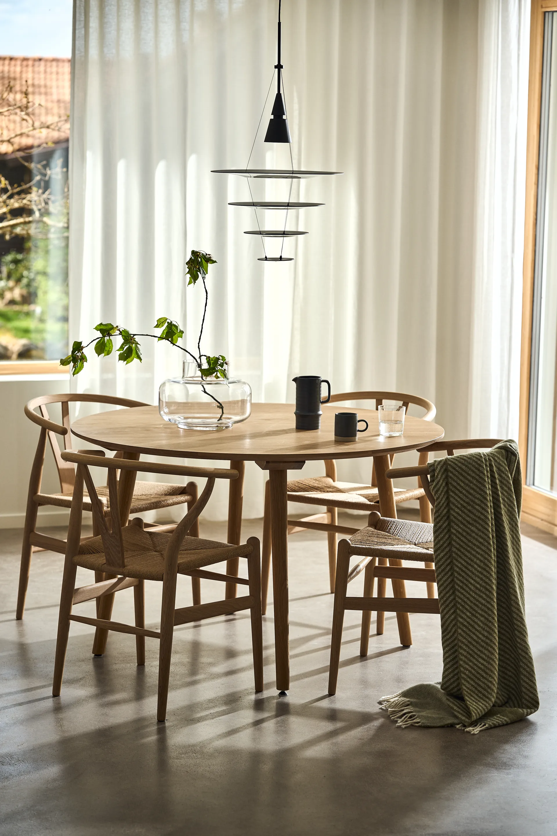 Enigma 425 -kattolamppu, Musta Louis Poulsen