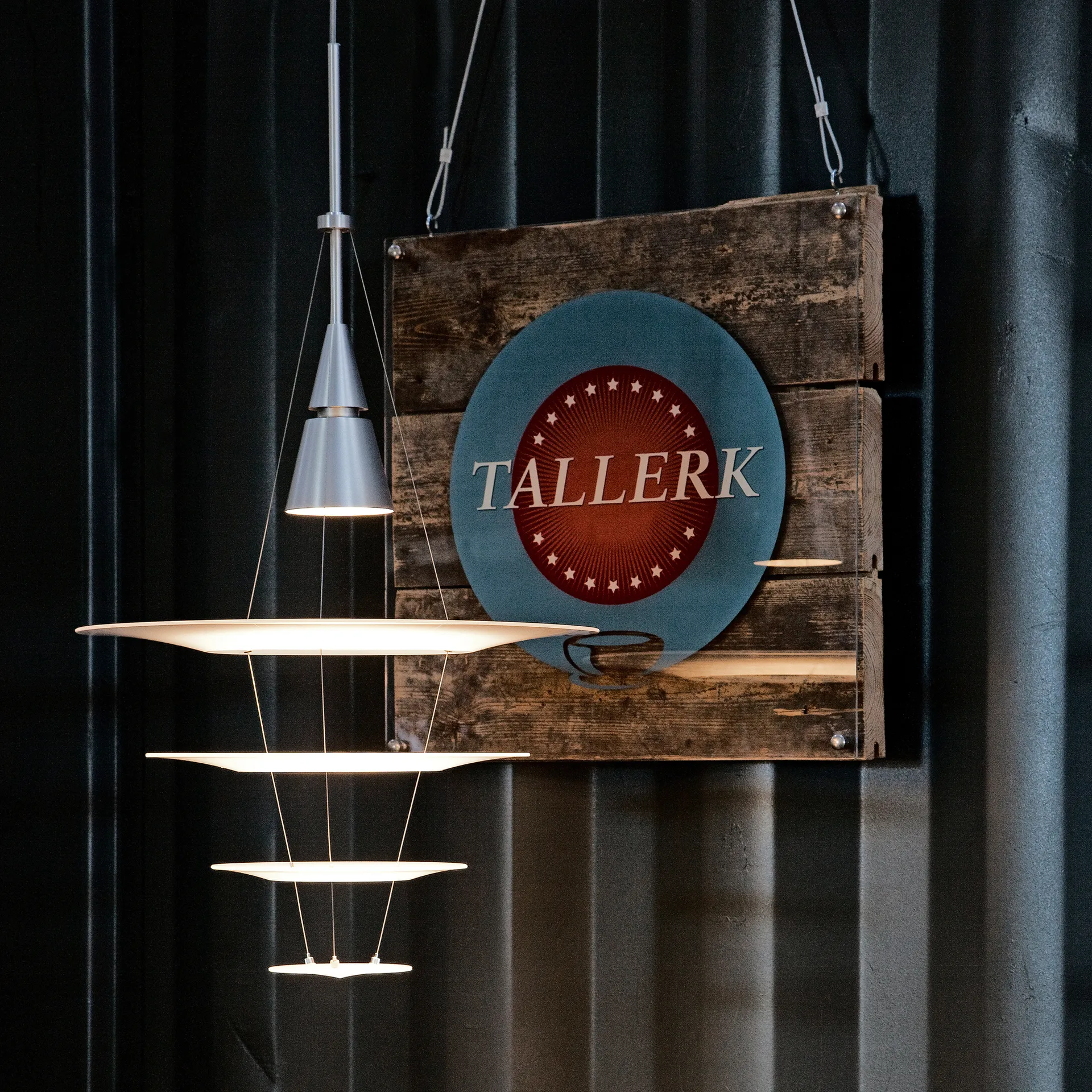 Enigma 825 riippuvalaisin, Musta, LED Louis Poulsen