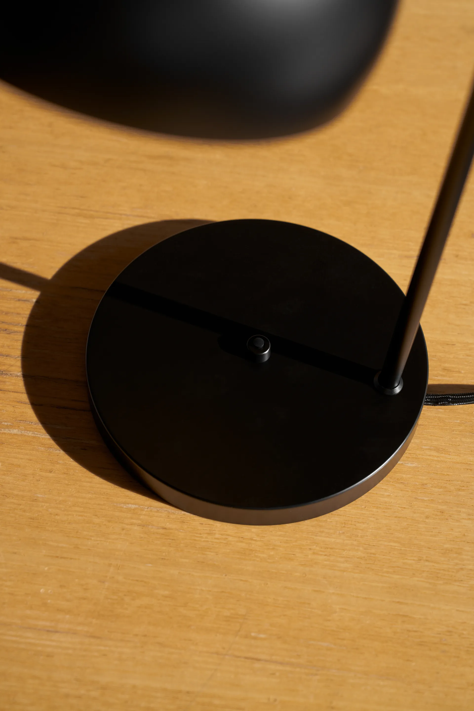 FJ Elements pöytälamppu Ø17,5 cm, Black Louis Poulsen