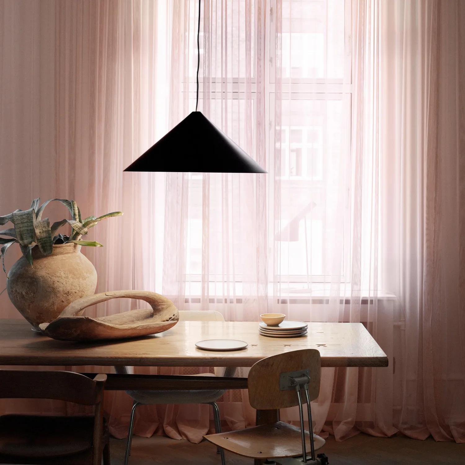 Keglen riippuvalaisin Ø 65 cm, Musta Louis Poulsen