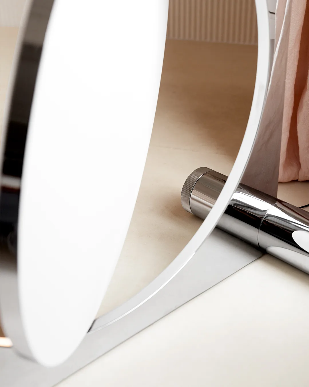 Moonsetter lattiavalaisin, Korkeakiiltoinen kromi-valkoinen Louis Poulsen