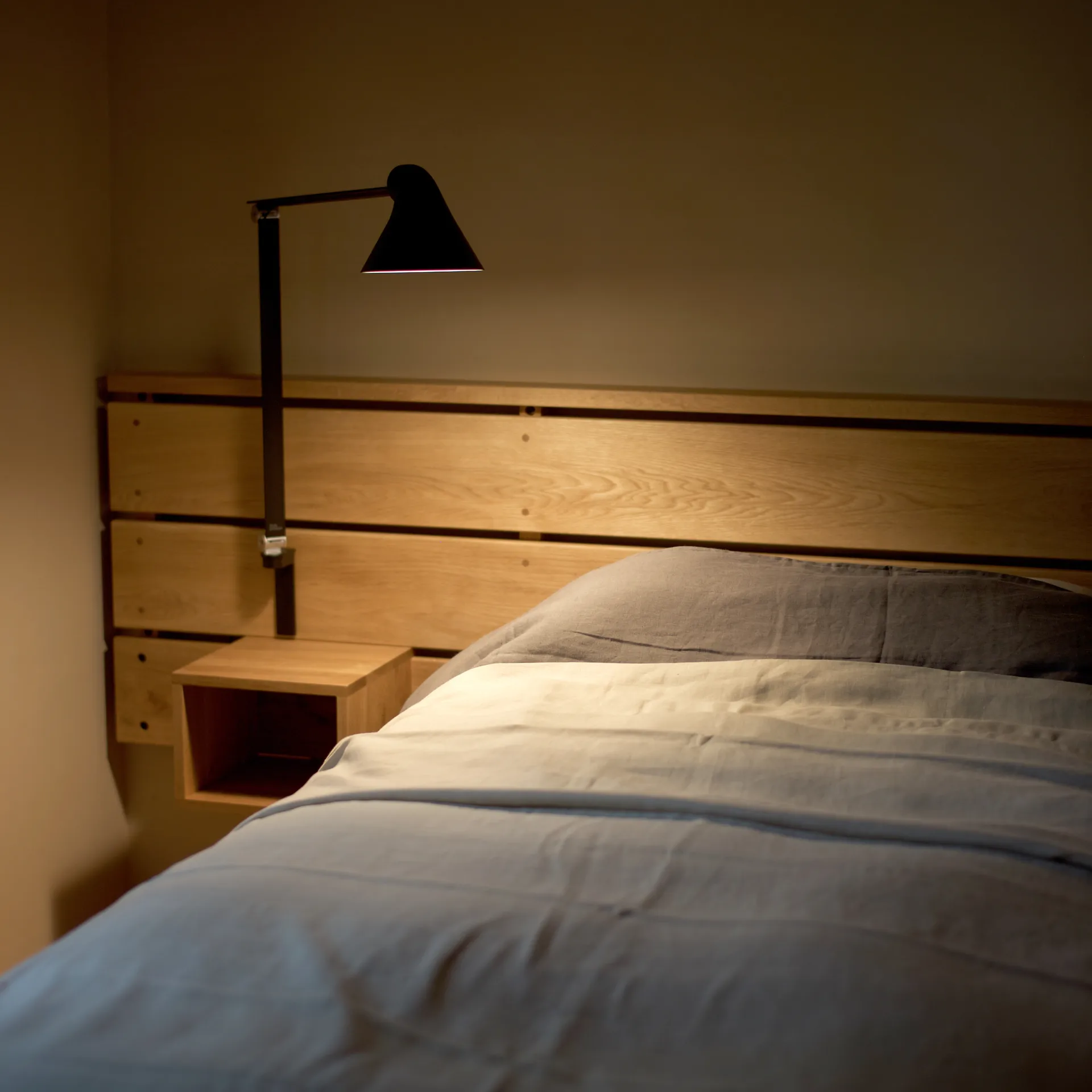 NJP pitkävartinen seinälamppu, Musta Louis Poulsen