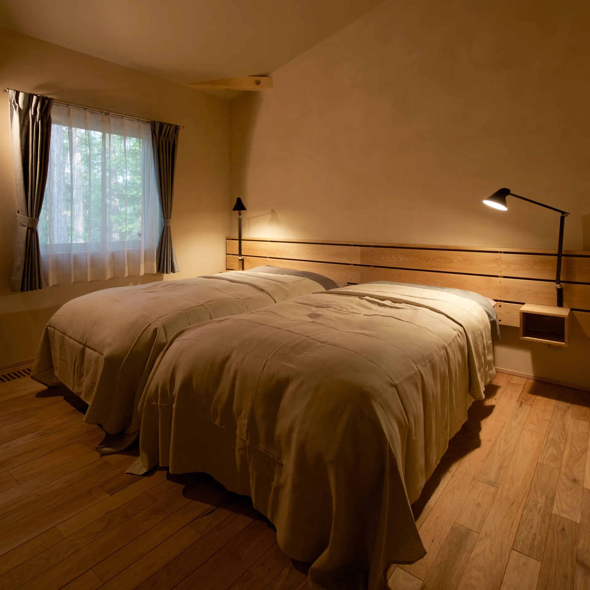 NJP pitkävartinen seinälamppu, Musta Louis Poulsen