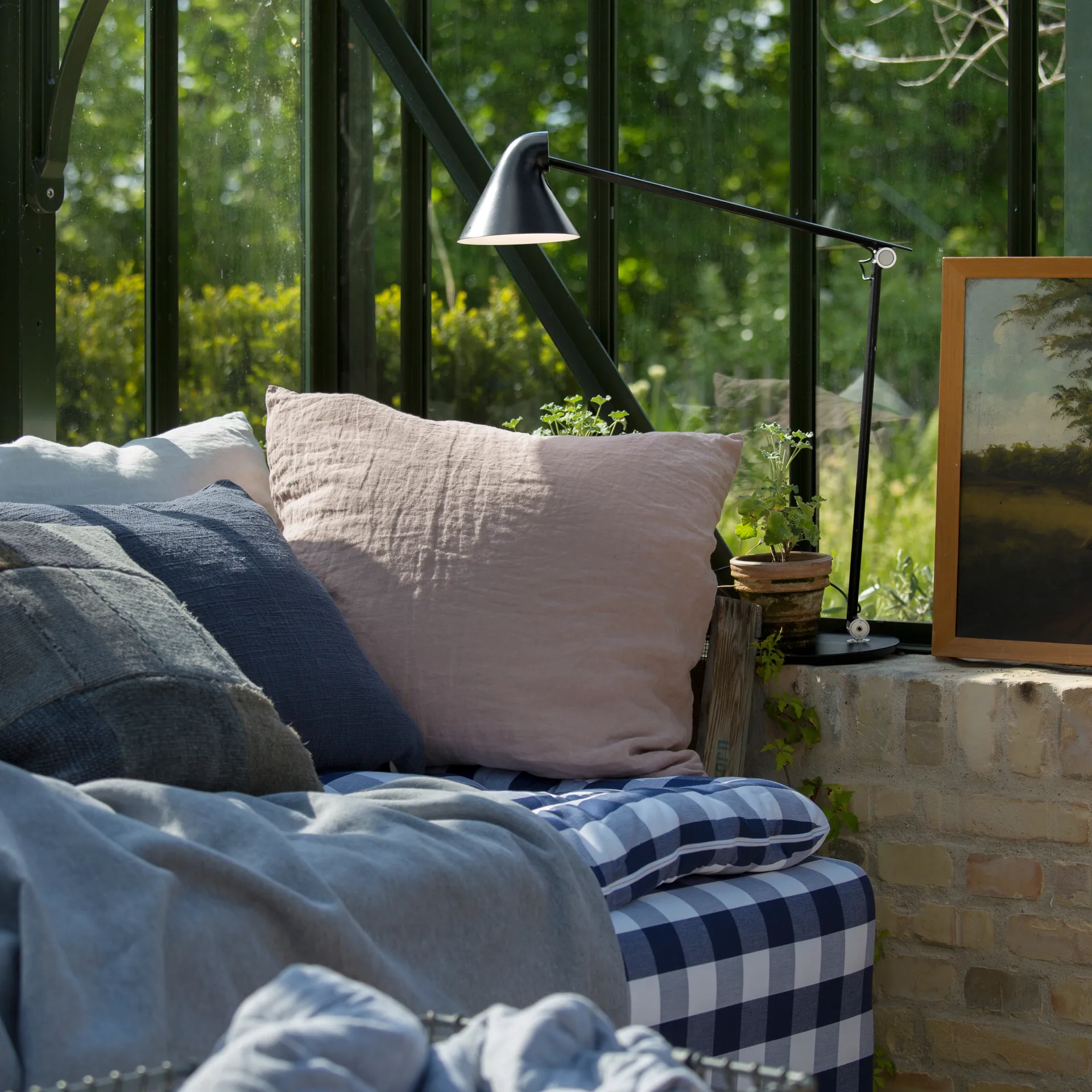 NJP-pöytälamppu, Musta Louis Poulsen