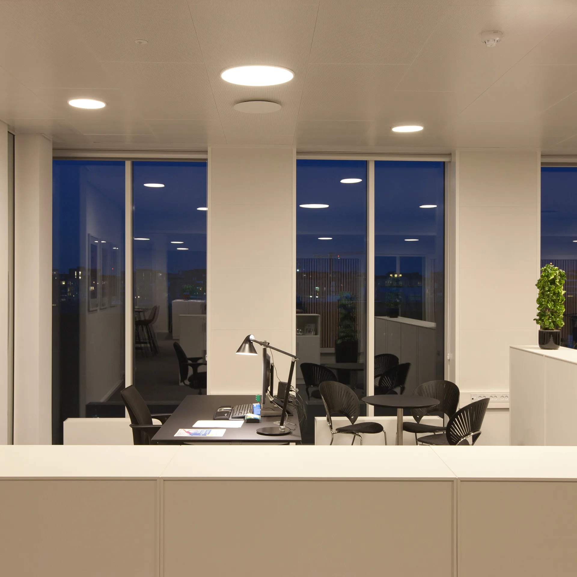 NJP-pöytälamppu, Musta Louis Poulsen