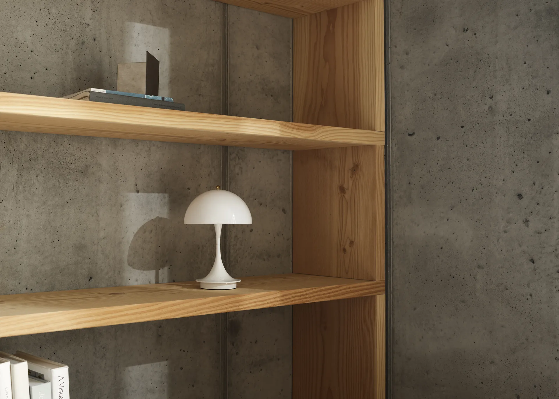 Panthella 160 kannettava pöytävalaisin Anniversary Edition, Brass metallised-white Louis Poulsen