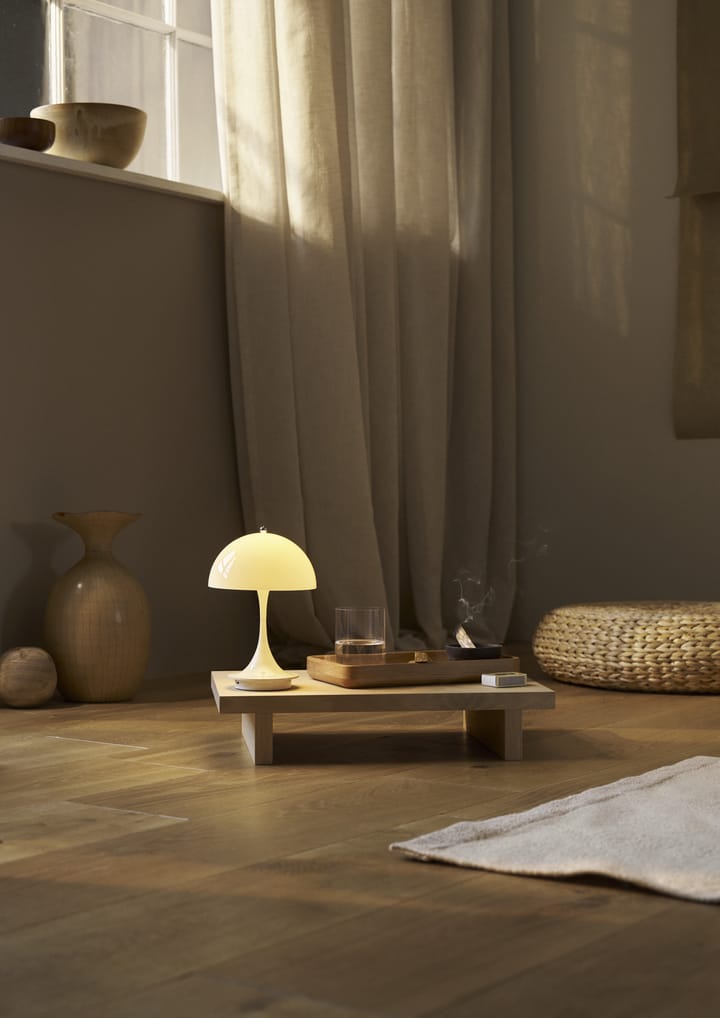Panthella 160 Portable v3 pöytävalaisin, Opal beige Louis Poulsen
