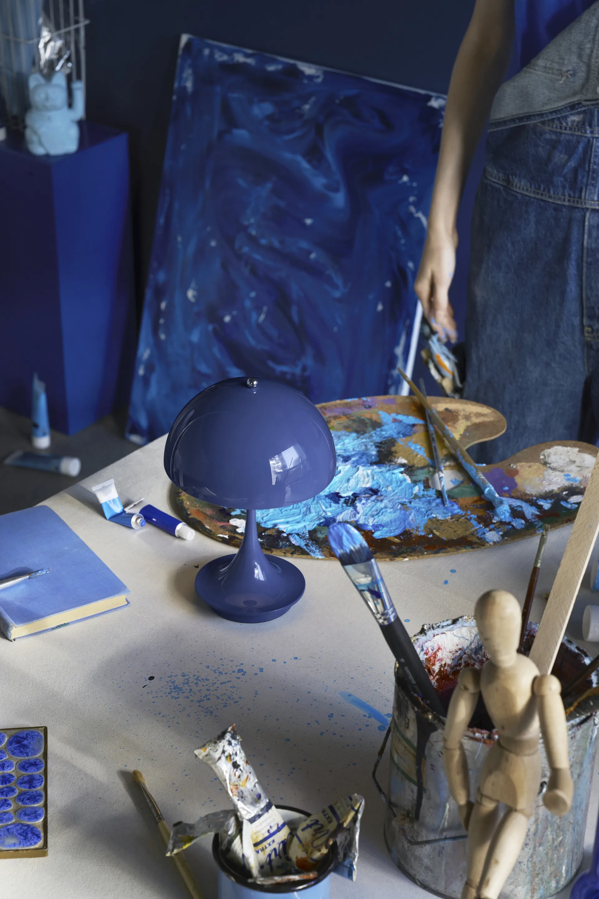 Panthella 160 Portable v3 pöytävalaisin, Opaque indigo Louis Poulsen