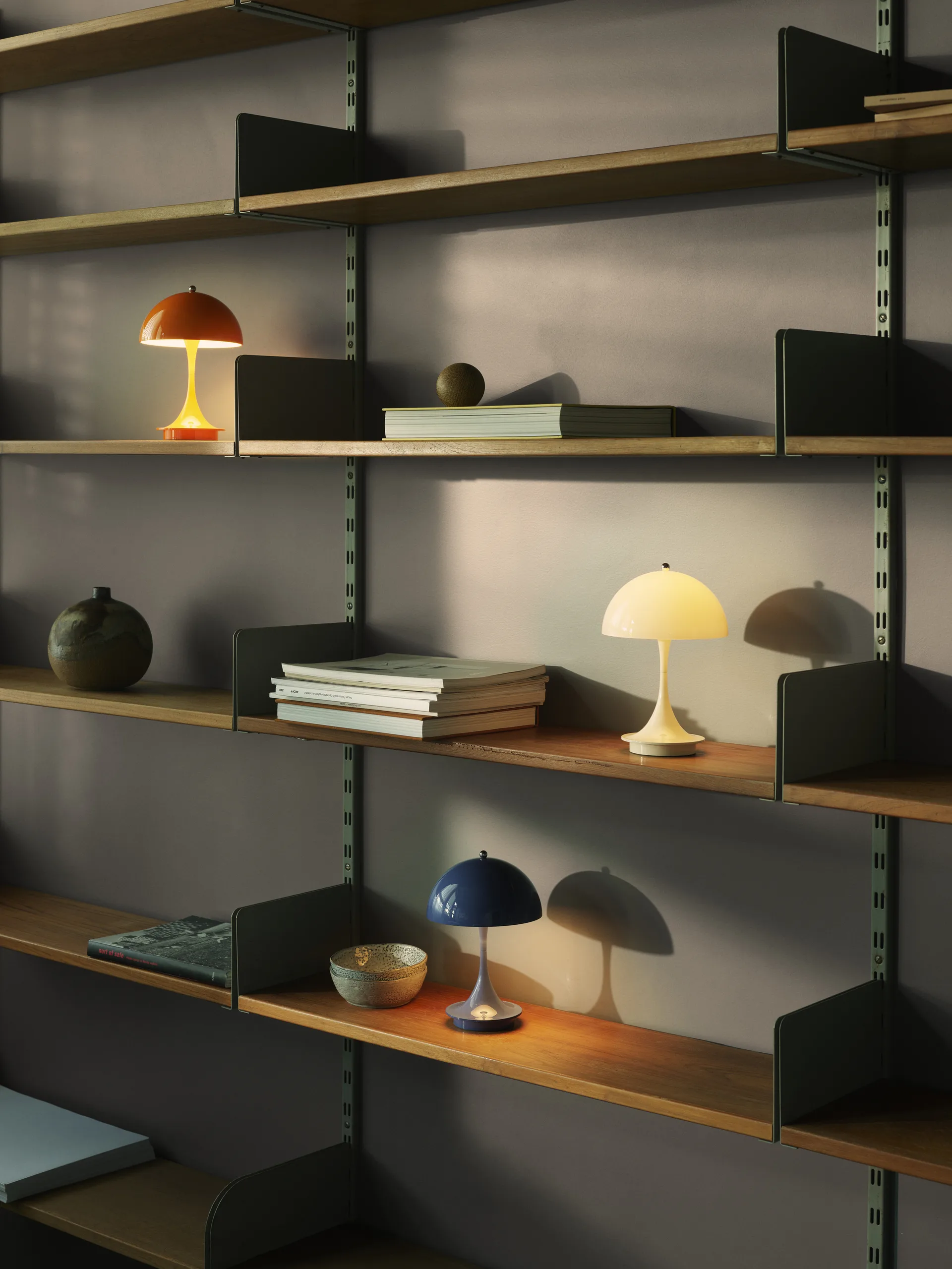 Panthella 160 Portable v3 pöytävalaisin, Opaque indigo Louis Poulsen