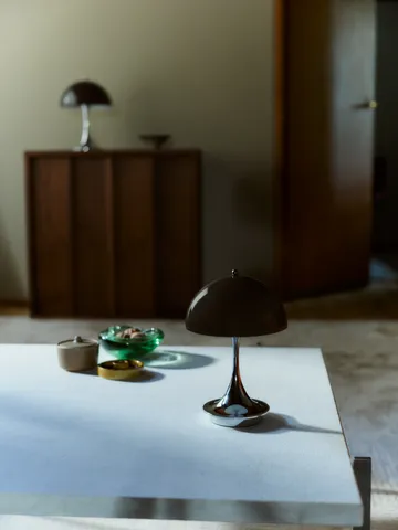 Panthella 160 Portable v3 pöytävalaisin - Original Opal Brown - Louis Poulsen