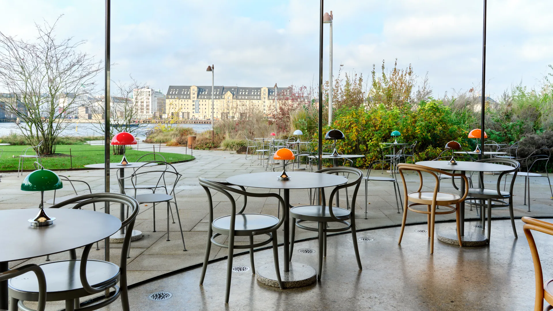 Panthella 160 Portable v3 pöytävalaisin, Original Opal Red Louis Poulsen