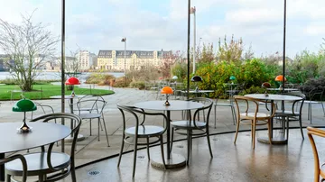 Panthella 160 Portable v3 pöytävalaisin - Original Opal Red - Louis Poulsen