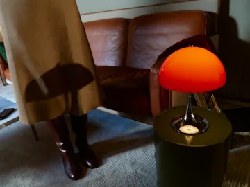 Panthella 250 kannettava pöytälamppu V3 - Original Opal Red - Louis Poulsen