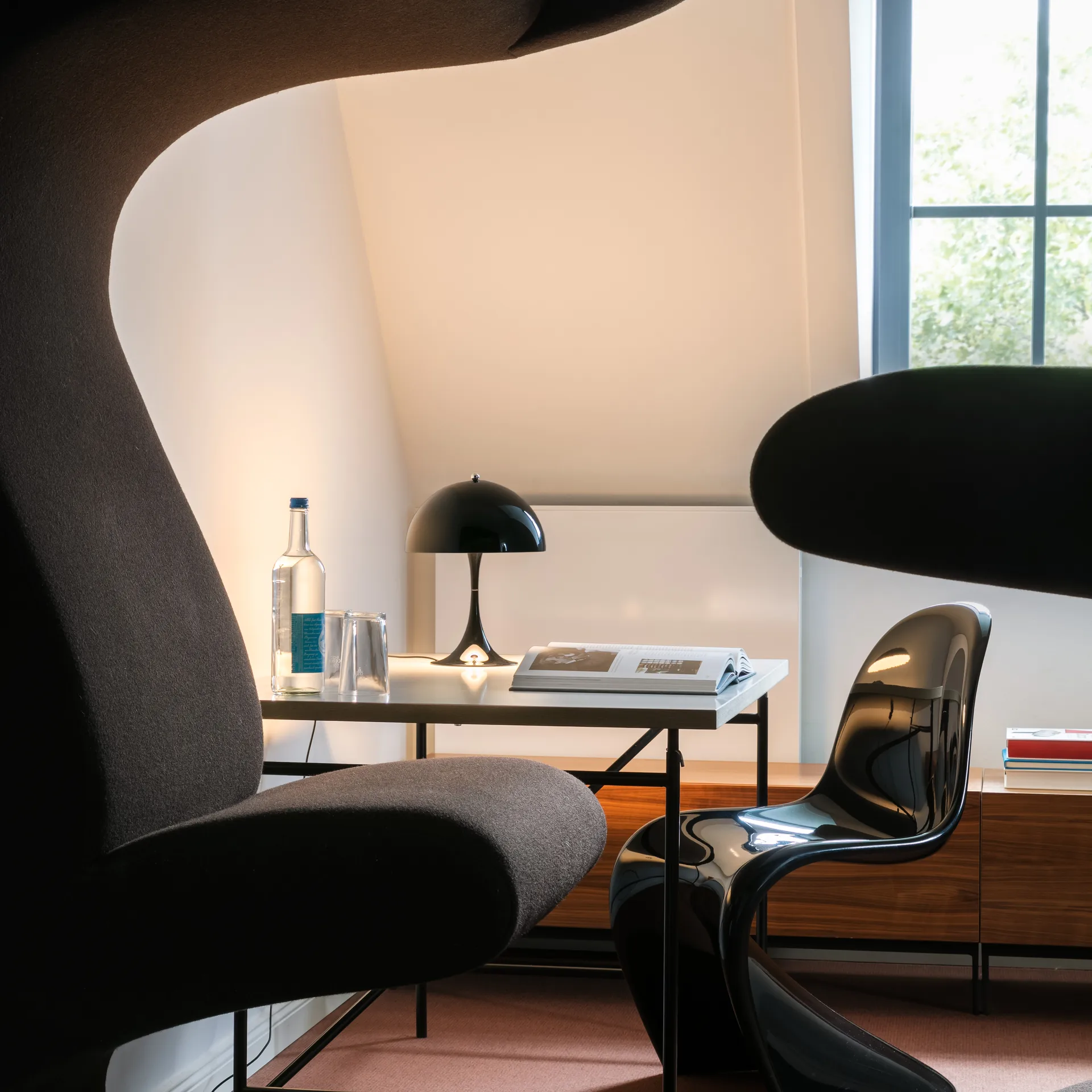 Panthella 250 pöytävalaisin, Musta Louis Poulsen