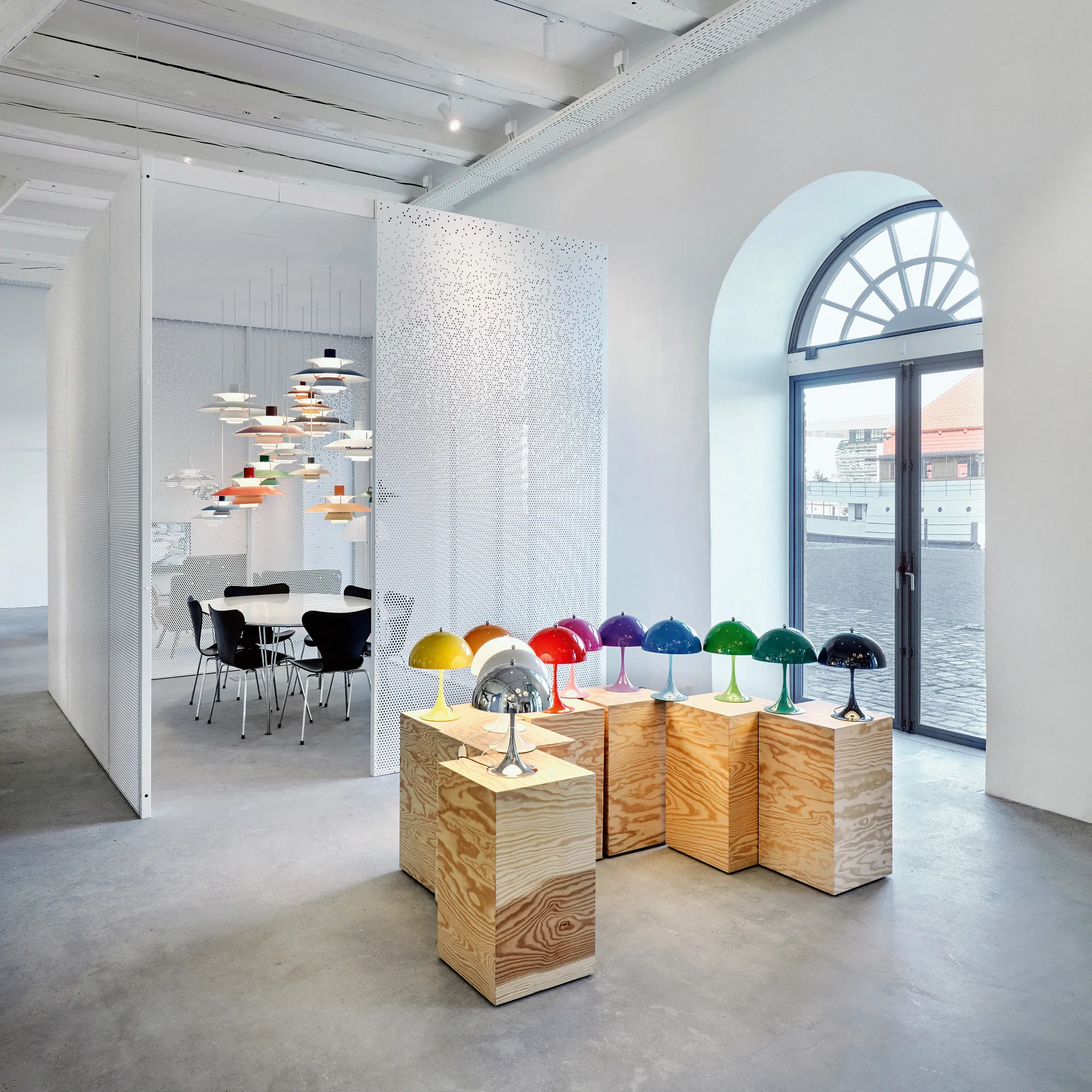 Panthella 250 pöytävalaisin, Musta Louis Poulsen