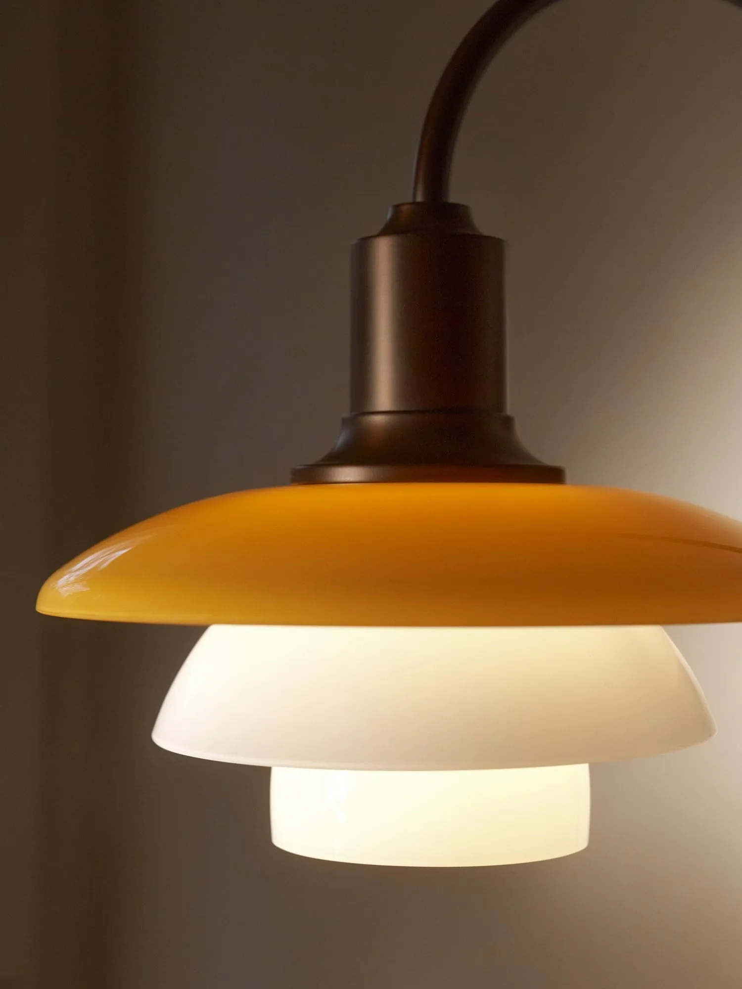 PH 2/2 Centenary Edition seinälamppu, Amber–opaalinvalkoinen, pistotulppa Louis Poulsen