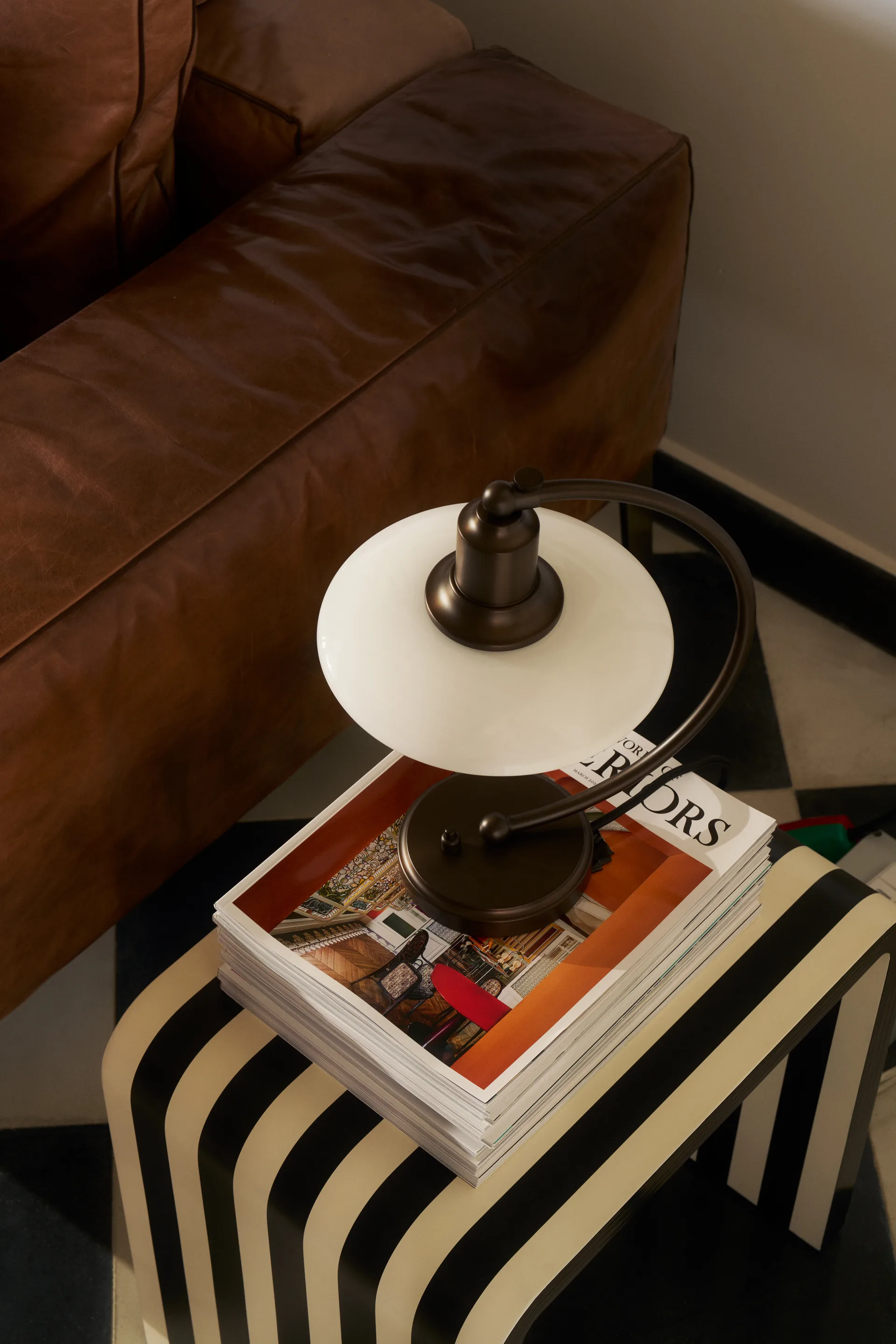 PH 2/2 Luna pöytävalaisin, Aged brass-opaalilasi Louis Poulsen