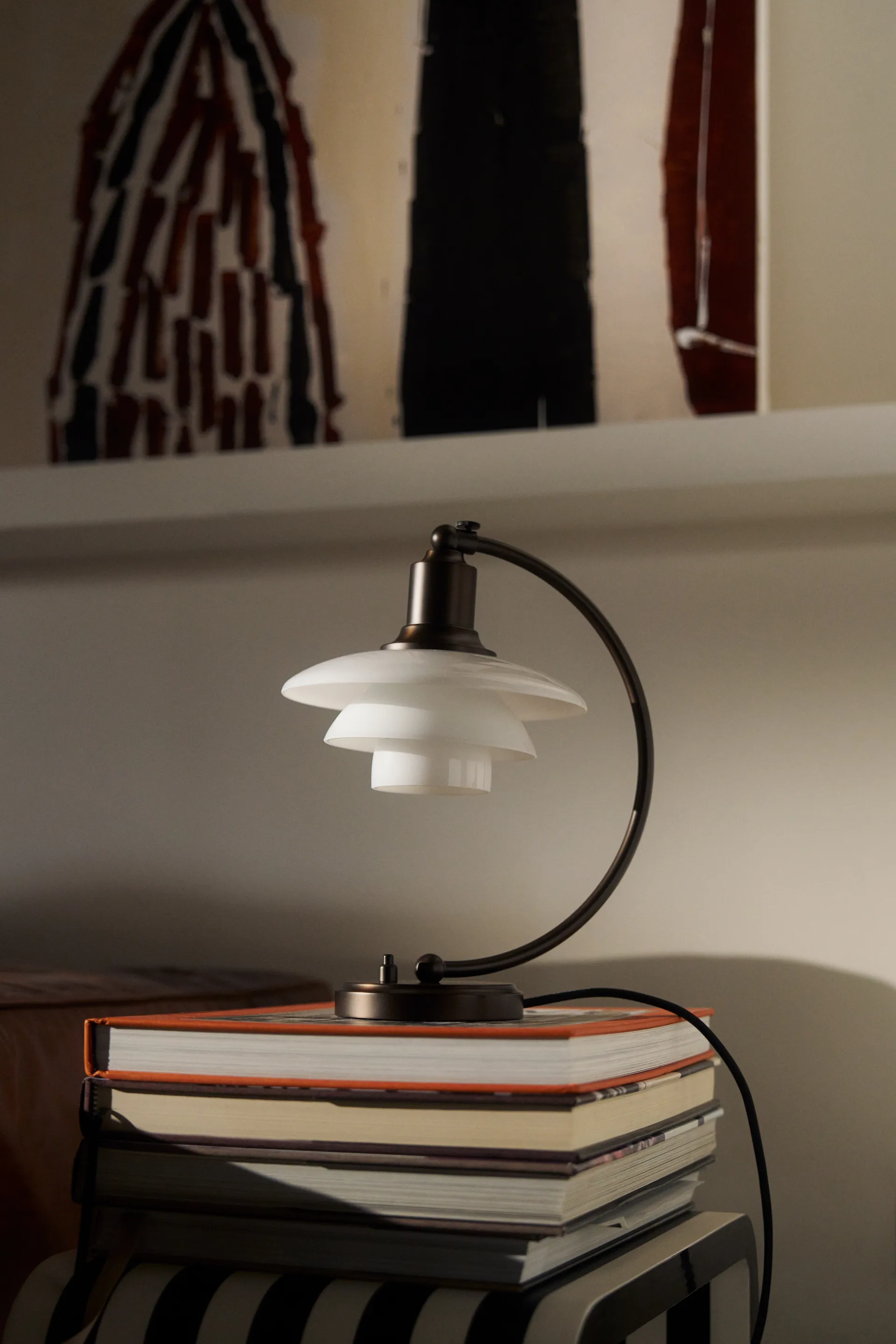 PH 2/2 Luna pöytävalaisin, Aged brass-opaalilasi Louis Poulsen