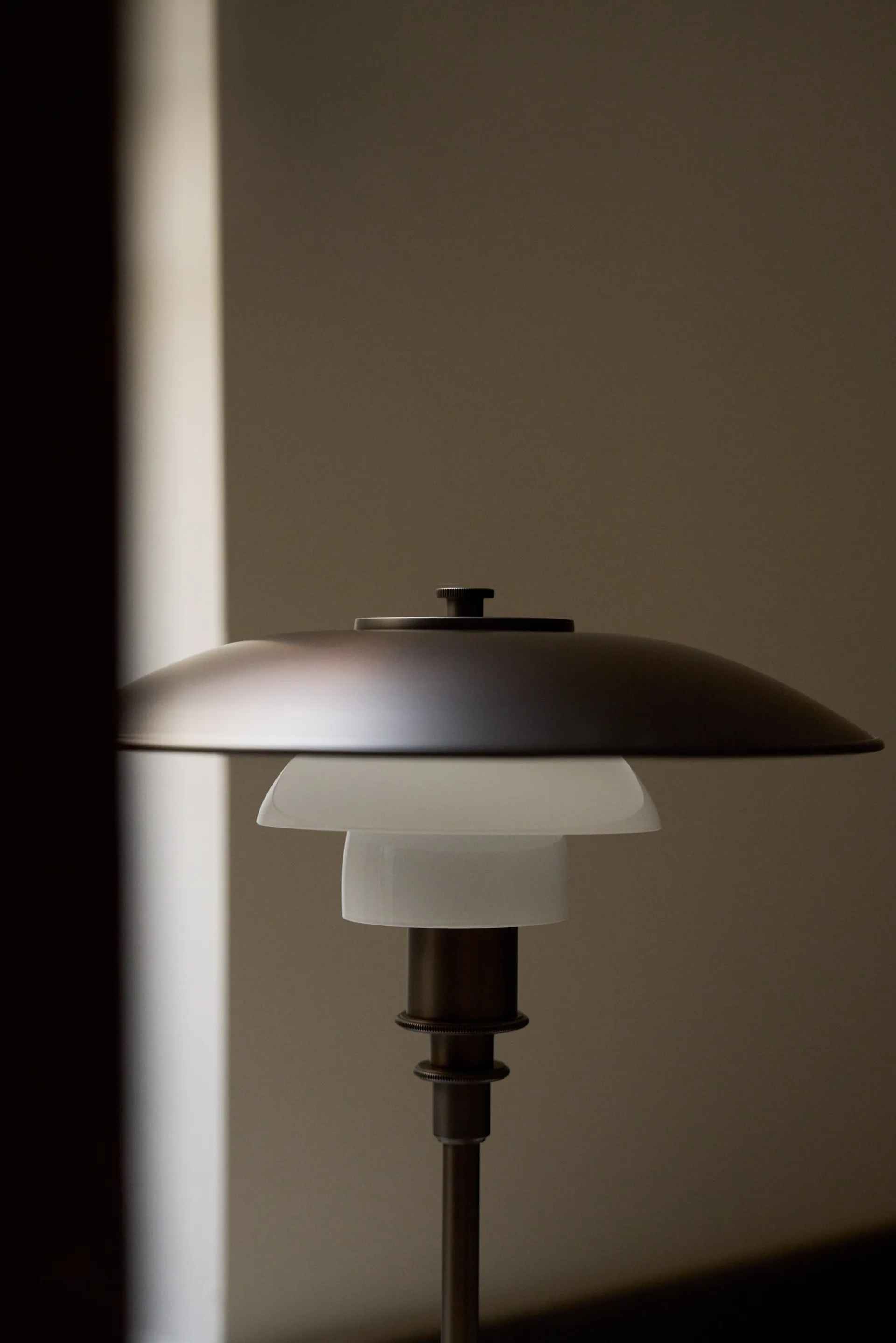 PH 3/2 Luna pöytälamppu, Aged brass-opaalilasi Louis Poulsen